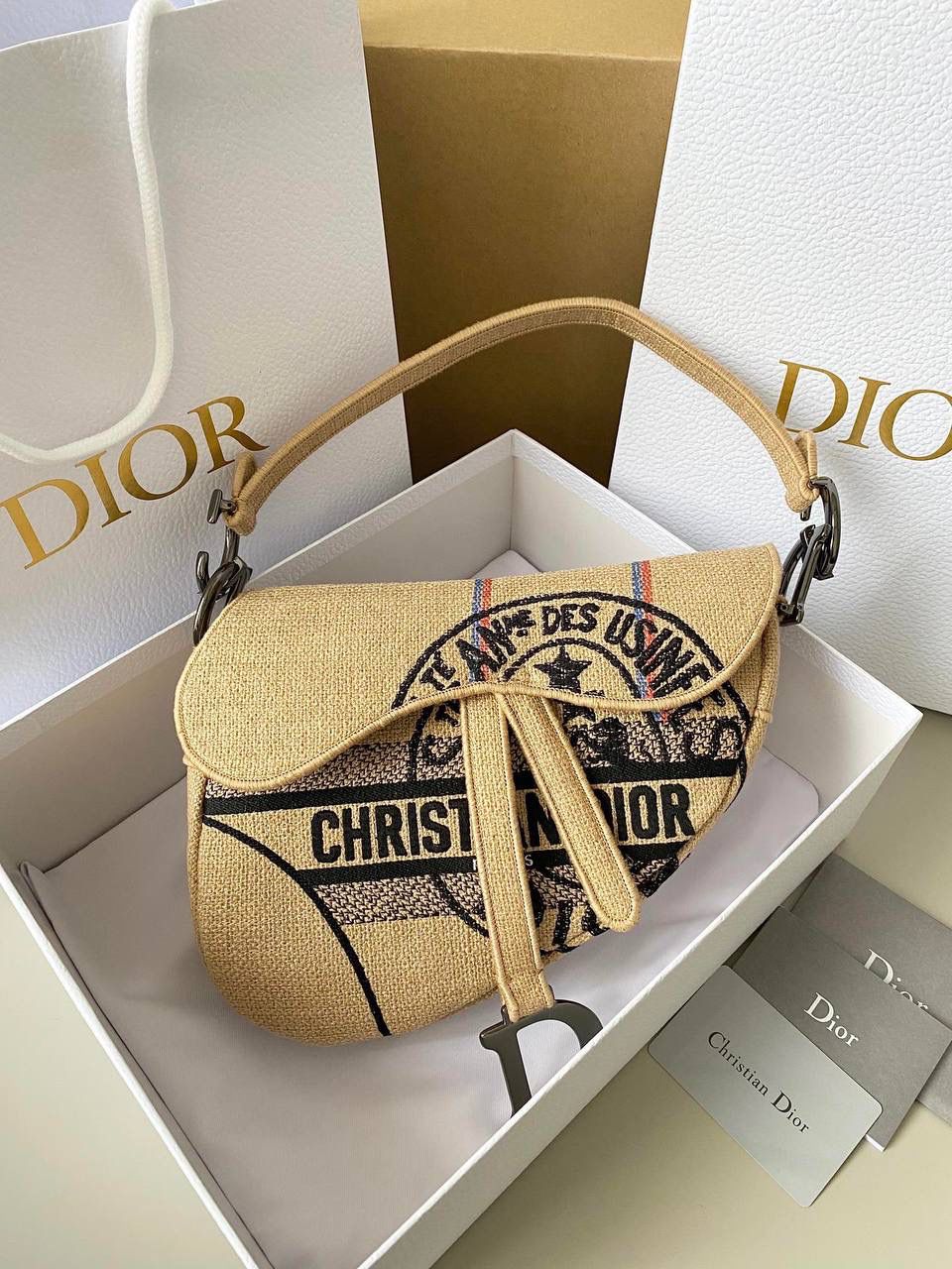 🈶徽章，马鞍包 𝗗𝗜𝗢𝗥 最新家族徽章系列 黄麻帆布材质和刺绣工艺结合 回归自然本真，穿上素雅白长裙 清新的度假气息是夏天独有的味道啊 25.5×20×6.5cm #8006m