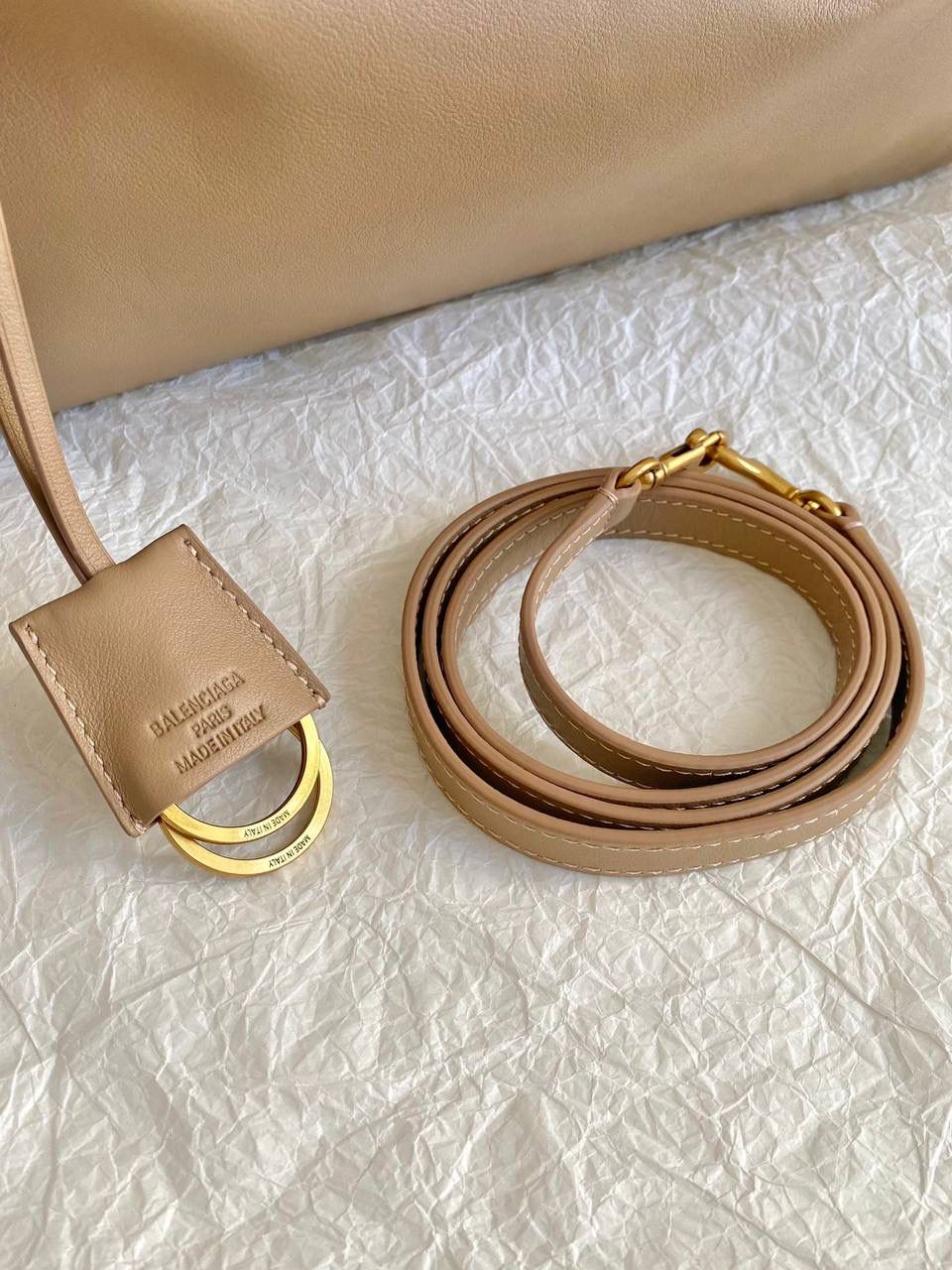 销量王🔥 ba1enciaga rodeo中号奶茶色🏉 准准的大爆款，大家都知道吧 哎呀，每次遇到这种超好看的大爆款 就很想在买版的那一刻 就立马能开发出来给你们背！ 去专柜试背了一下三个尺寸 160的个子觉得小号中号都可以 小号更优雅气质，手提斜挎都好看 中号就更松弛慵懒，腋下背好看！ 中号是可以放a4书本和13寸的笔记本的 163以上，喜欢大包的姐妹果断敢敢的冲大号！ 中号：35×23.3×10.9cm789772m 小号：28.9×20×9.9cm789779m mini：23×17×9cm795456m