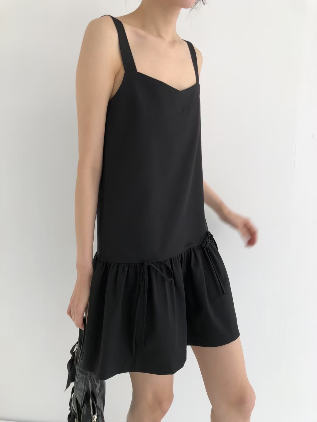 Minimalist Dress with Wide Straps and Bow Detail‖ 宽肩带蝴蝶结装饰简约连衣裙 KR02127706