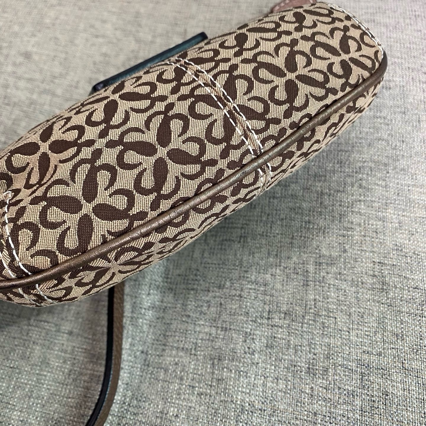 【預訂貨品】LOEWE老花腋下包 