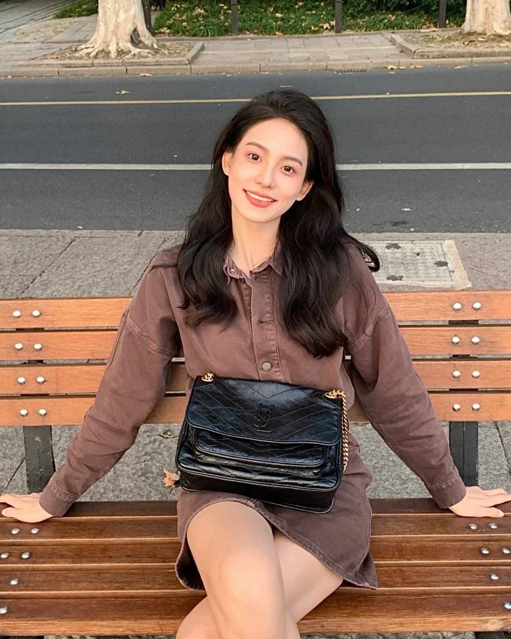 镇店之宝🔥 ys1 niki 油蜡皮黑色：银链小号🛞 作为他们家的must have之一 我们找到了专门做了10余年ys1的老师傅来做 按他的话说，闭着眼睛都能做出来 原厂皮，全钢五金，半金半银的烫金logo 这个包真的做得非常非常好！ 我们也和zp一样同步更新了两个"D扣"小耳朵 听我一句，niki种草了就一定要买 几乎每个买了niki的姐妹都会后悔买晚了！ 早买早享受咯～ 小号：22×16×7.5cm633160m 中号：28x20x8.5cm633158m