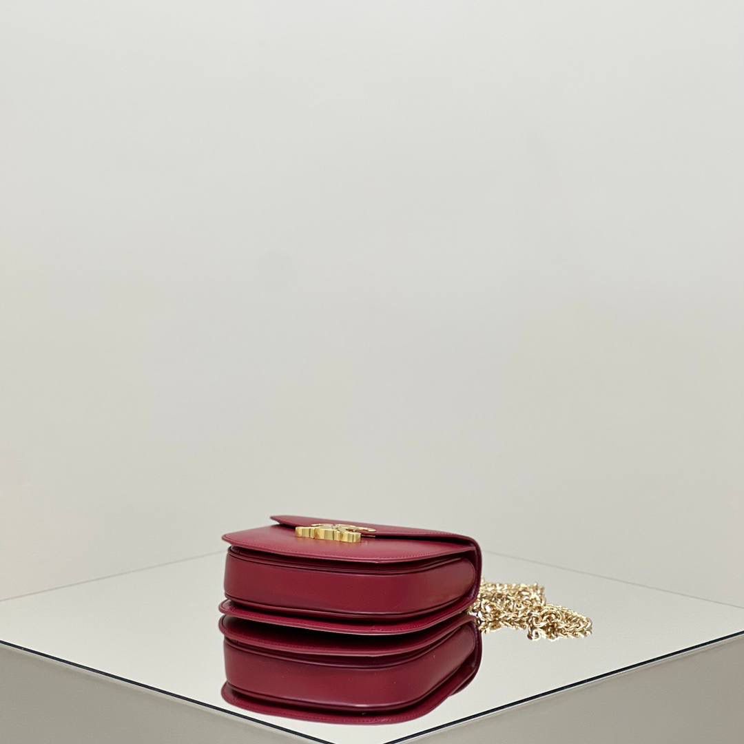 🔥大货实拍图 𝗖𝗘𝗟𝗜𝗡𝗘 ♥ 𝗧𝗘𝗘𝗡 𝗕𝗘𝗦𝗔𝗖𝗘链条马鞍 型号：110973 尺寸：19*15*6cm