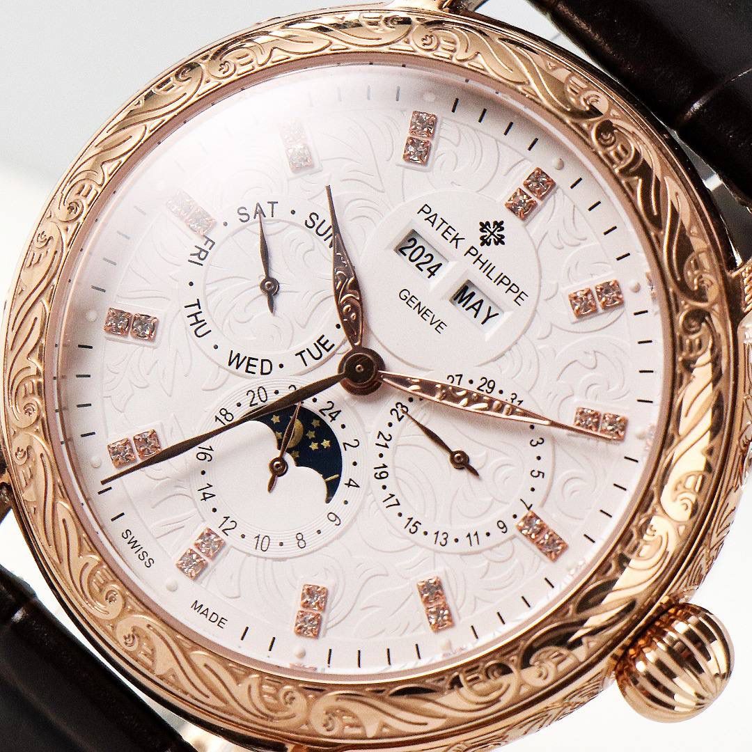 【铁划银钩 苍劲有力】高颜值新品 古朴。复古。精湛的工艺！ 年度最佳典藏之作——百达翡丽古典超级复杂多功能 万年历功能腕表 团队历时两年多精心设计，不计成本，敢为人先，力求完美，克服重重难关，突破多层技术瓶颈，机芯型号为CH 29-535 升级版，质量稳定！【表带】经典意大利小牛皮表带，纹路清晰，质感好。搭配圈市面最顶级的百达翡丽灯笼表扣，通用原装无压力。 优雅的Calatrava雕花表壳极具个性，42毫米的表径适配大众男性手寸，与专柜一致，非常商务可亦休闲。