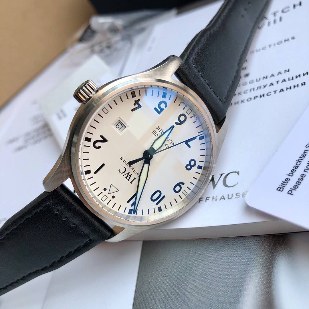 硬货首发，市场独家！IW327002，316L精钢材质，非凡工艺，让小厂知难而退！万国飞行员马克十八传承腕表，采用原装瑞士ETA王牌机芯W-300，40mm表径，全数字刻度超强夜光，双面防反光凸状蓝宝石玻璃表镜。独家渠道进口意大利SANTONI牛皮，一条牛皮成本相当于市场一般牛皮的几倍，在很多细节的把控上都已达到行业顶级，且多项可为标杆，整表细节一丝不苟。 原装价格3W余，一般人均可轻松驾驭，此款万国飞行员腕表视为万国经典款型，任何场景着装均适合佩戴，可谓百搭神器。全套包装出货