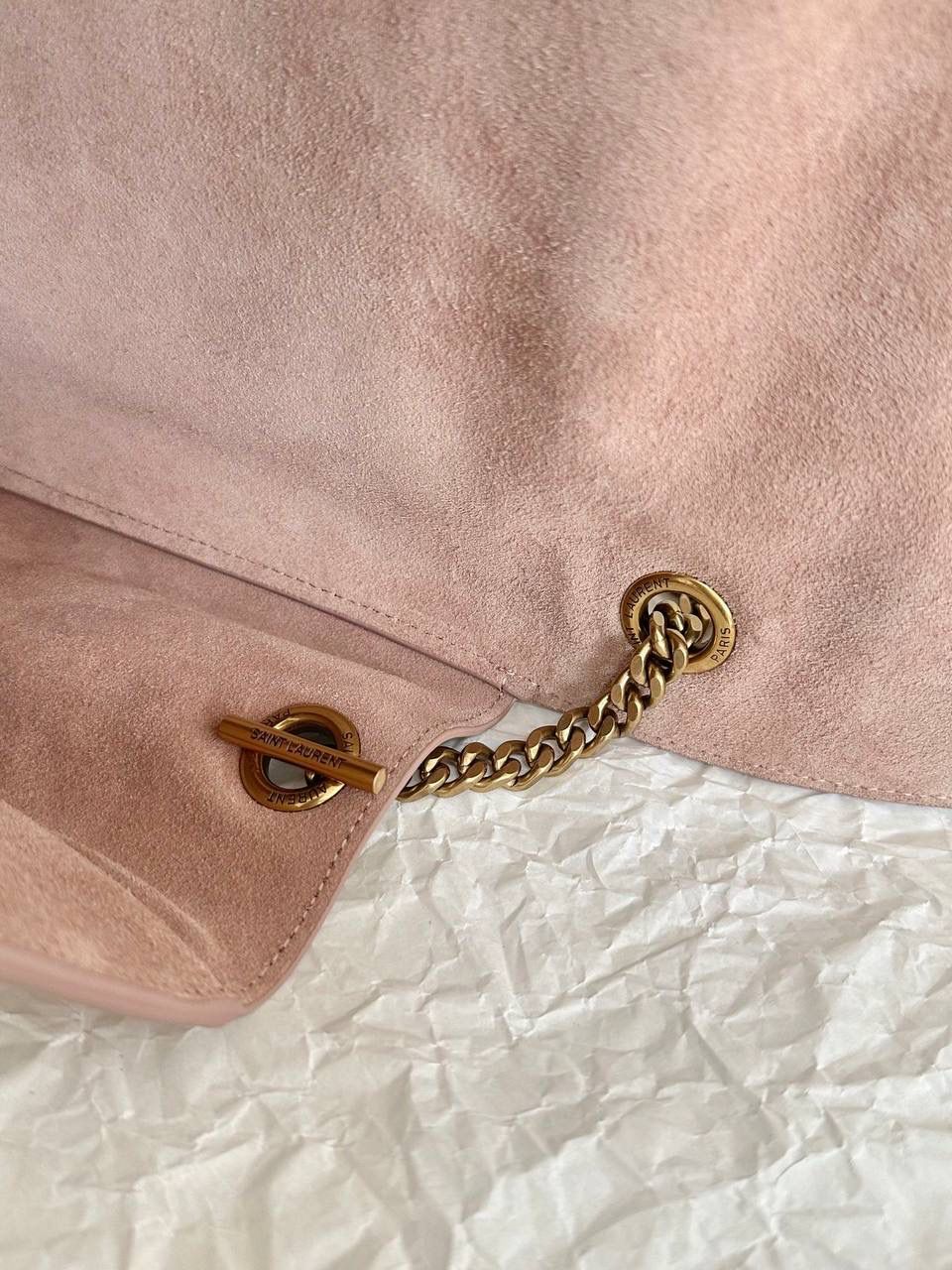 ys1 kate双面平纹粉/麂皮粉 中号👶🏻 我个人很喜欢的一只ys1 一只包有两种风格(双面能用) 春夏用牛皮面，秋冬用麂皮面 有没有和我一样不喜欢定型包的姐妹 就喜欢这只双面kate软piapia的随性感☺️ 容量贼大，自重还轻，爱了爱了～ 28.5×20×6cm553804m