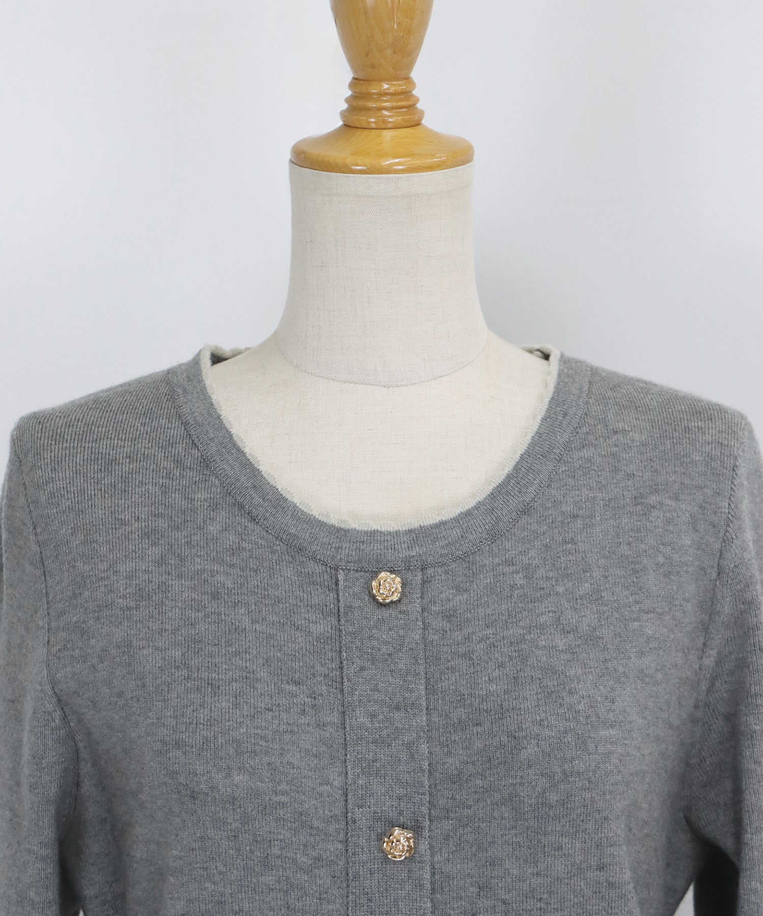 <限量現貨> 溫柔知性．小花邊拼色金鈕Knit Dress * black