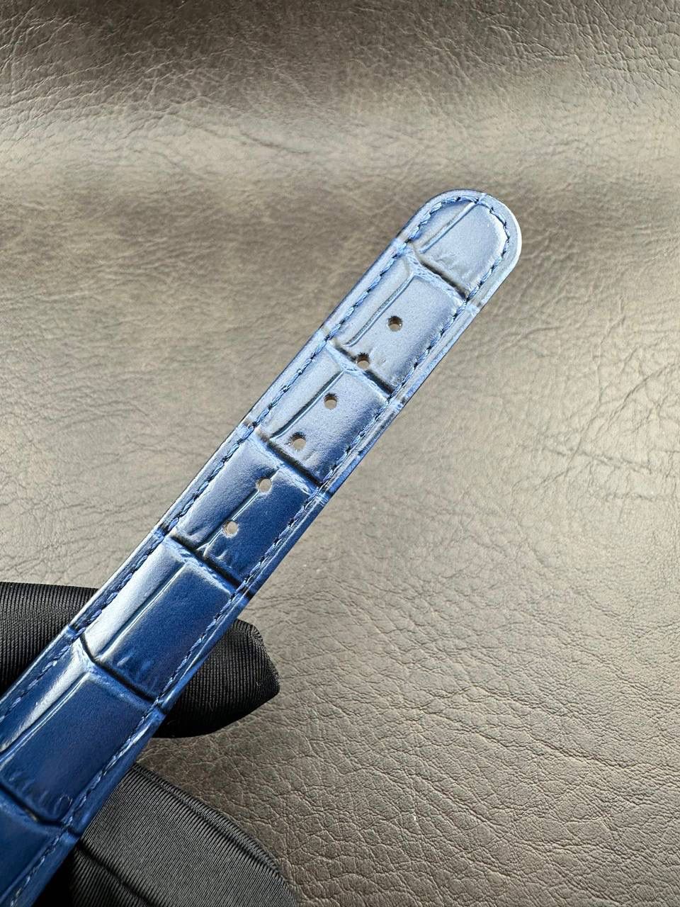 PP➕ Factory2025新品首发｜百达5738系列 68克配重版 复刻经典，更胜经典——GOLDEN ELLIPSE 黄金椭圆腕表重磅登场！ ✅ 黄金分割美学重塑：遵循1:1.6181经典比例，34.5MM×39.5MM椭圆表径搭配7.7MM纤薄厚度，复刻古典韵味与佩戴舒适度。 ✅ 316L精钢表壳：介于圆形与矩形之间的别致椭圆轮廓，还原原版线条张力，质感细腻出众。 ✅ 3D立体云贝母表盘：专属浮雕打印工艺，折射神秘深邃光泽，告别市面暗淡平庸款，上手自带高光。 ✅ 定制进口小牛皮表带：21X16尺寸对版原配，搭配同型椭圆表扣，与表壳设计遥相呼应，贴合手腕更显格调。 ✅ 9015精准机芯：走时稳定精准，兼顾实用性与耐用性，日常佩戴无压力。 PP➕不做“远观款”，只为呈现最接近原版的真实佩戴体验——从细节质感 to 上手触感，每一处都经得起近距离审视，让经典韵味在腕间完美延续！