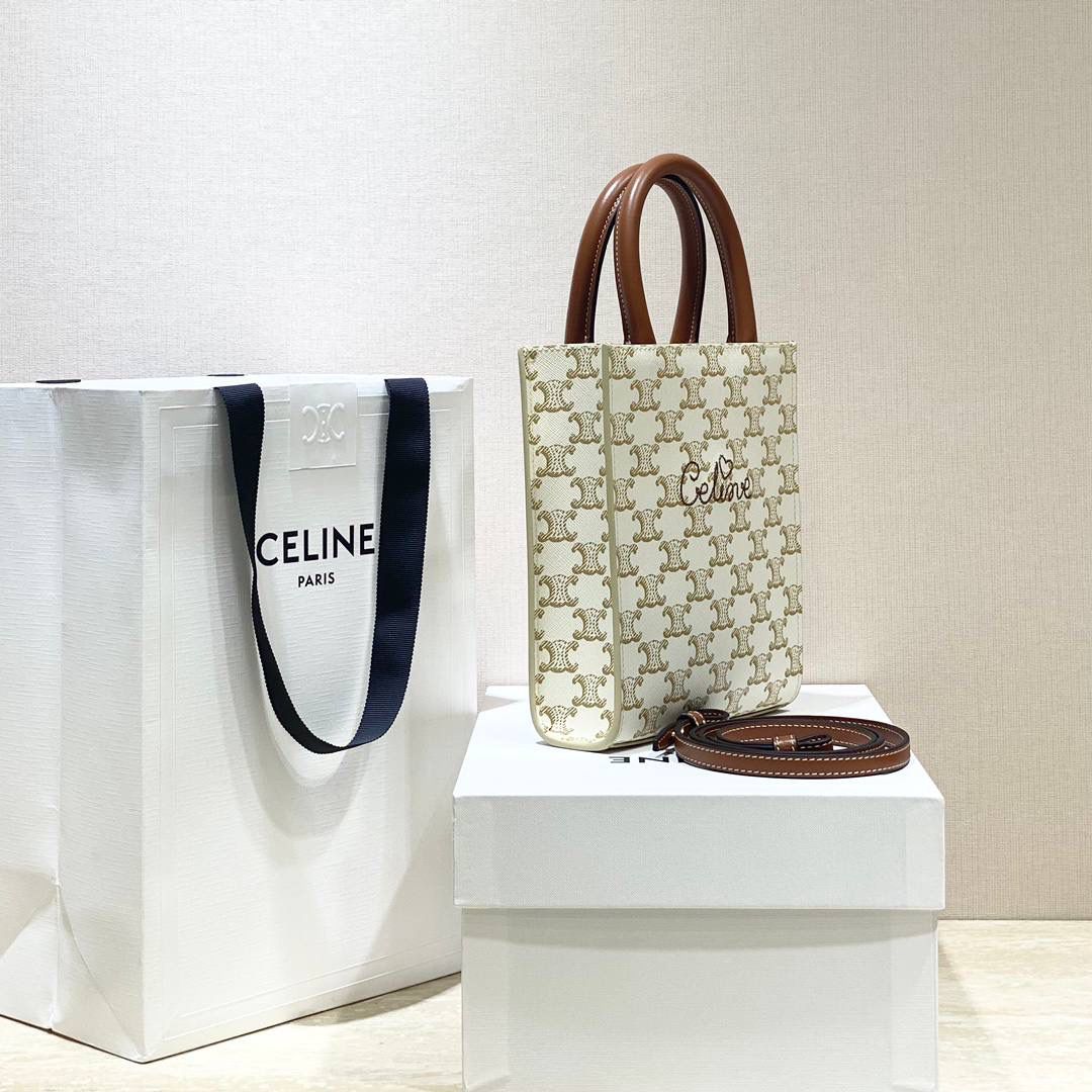 🔥大货实拍图 𝗖𝗘𝗟𝗜𝗡𝗘 ♥ 𝗧𝗥𝗜𝗢𝗠𝗣𝗛𝗘 𝗖𝗔𝗕𝗔𝗦 𝗧𝗢𝗧𝗘 𝙘𝙚𝙡𝙞𝙣𝙚的爱心𝙡𝙤𝙜𝙤也太会了吧！直接俘虏我！实在是太会抢钱了！托特包的天花板🥇 型号：194372 尺寸：17*21*4cm