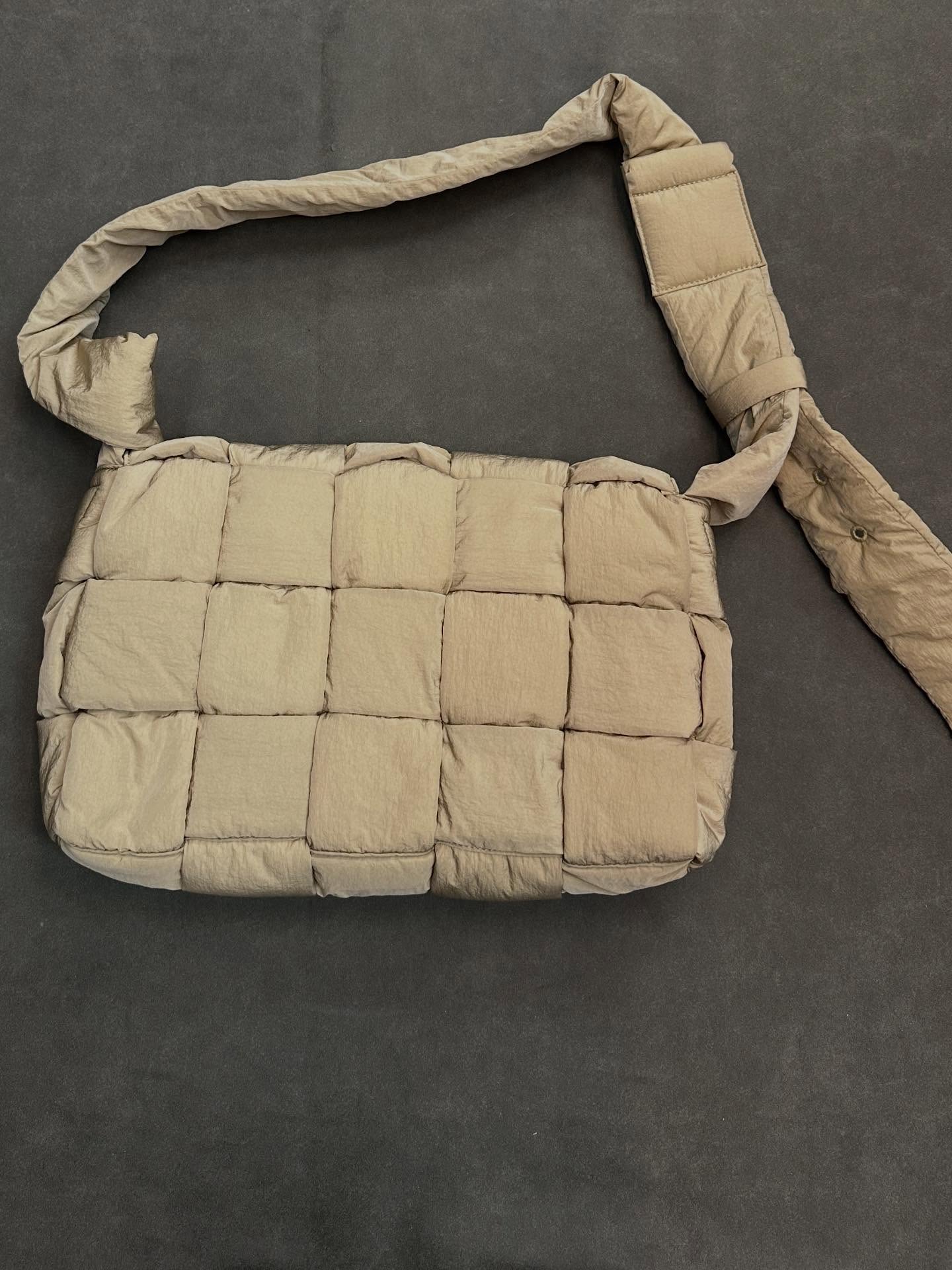 BOTTEGA VENETA米色 MESSENGER 尼龙编织单肩包 95新 HKD 6500