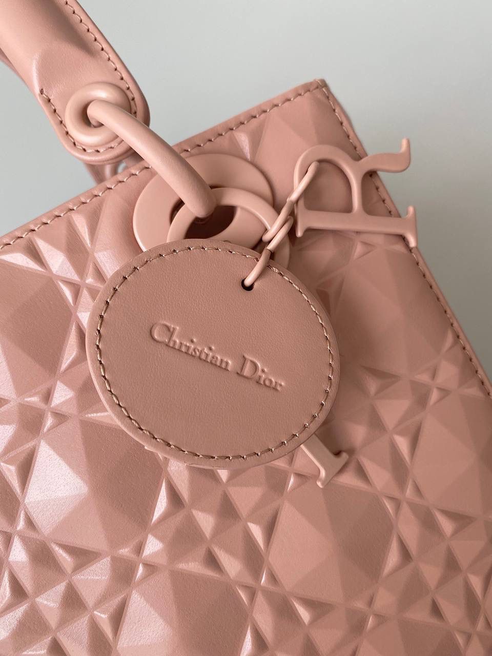 🈶钻石粉 𝗗𝗶𝗼𝗿 𝗟𝗮𝗱𝘆 𝗯𝗮𝗴四格 特殊处理的哑光牛皮钻石藤格纹 八个切割面挺括有型，全套磨砂材质五金 复古时髦感超强，真是什么场合都可以把住 绝对是lady中的天花板了，强势出圈啦姐妹们 （配送8个五金字母） 20×16.8×8cm#4360m