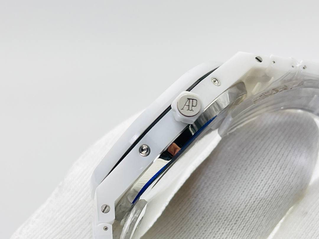 市场最高版本 顶级复刻 爱.彼皇家橡树系列腕表（陶瓷特别款腕表）🚀💯 1⃣️精彩亮点：在“Grande Tapisserie”大格纹装饰表盘上，日期、星期、月份、月相，和四个眼睛的位置与原装同步，（区别普通版本四个眼镜紧缩在一起）并以真实的月球图像显示天文精确月相，形成鲜明对比！ 2⃣️直径41毫米，厚度10.5毫米（区别市面普通版本14毫米） 3⃣️搭载定制版复刻一体机5134自动上链机芯！所有功能真实可用，所有功能真实可用，更薄 更像 ！