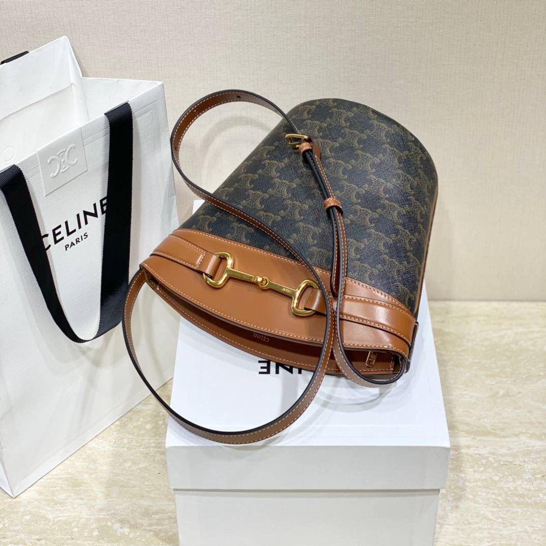 🔥大货实拍图 𝗖𝗘𝗟𝗜𝗡𝗘 ♥ 𝗧𝗥𝗜𝗢𝗠𝗣𝗛𝗘 𝗕𝗨𝗖𝗞𝗘𝗧 𝗖𝗥𝗘𝗖𝗬 金色马衔扣是Crecy系列的标志性元素，以做旧感的原色小牛皮衬托，透出简约而优雅的气质。型号：192072 尺寸：14*21*14cm