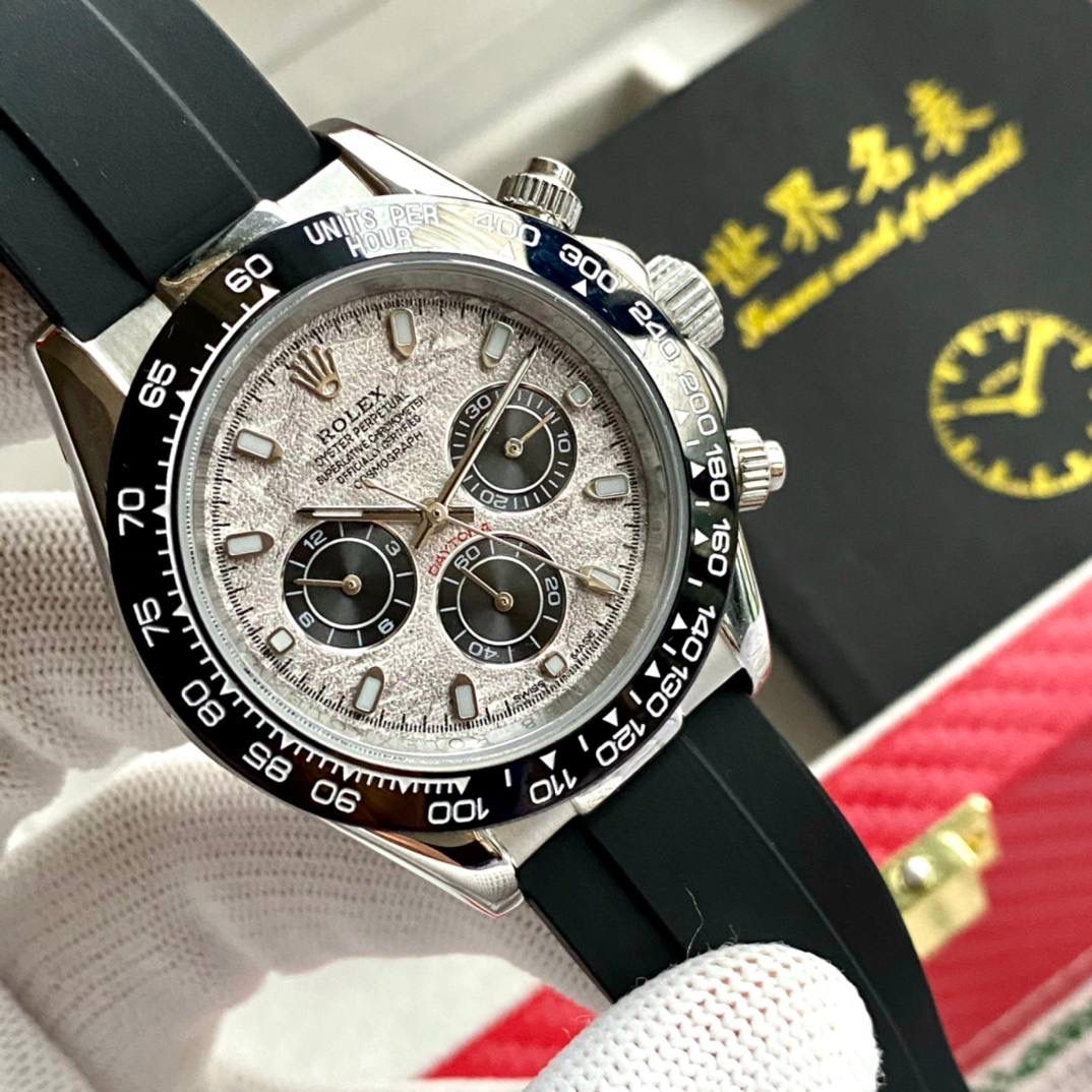 国民最爱跑量款❗️迪通拿最新款【陨石面】劳力士Rolex超级迪通拿版本 表径40x12 底盖印制有18K电镀效果 【蓝绿夜光】字面跟针的夜光不同于市场其他版本的蓝色夜光，修正使用与正品同步蓝绿超级夜光粉 使字面钉更光亮 夜光更强发光时间更久！ 【字面】经过不断调正打磨，陨石面更加接近原装水准 立体层次感十足 【镜面】超强矿物质玻璃 镜面6字位同步正品防伪小皇冠标志 【陶瓷圈】本厂圈口一体成型高精密陶瓷圈色差也是必须降到最低 圈口角度与字体大小字体颜色更明显与原版一致 【机芯】采用全自动机械机芯 三个小秒功能全部对版正品 6字位小秒