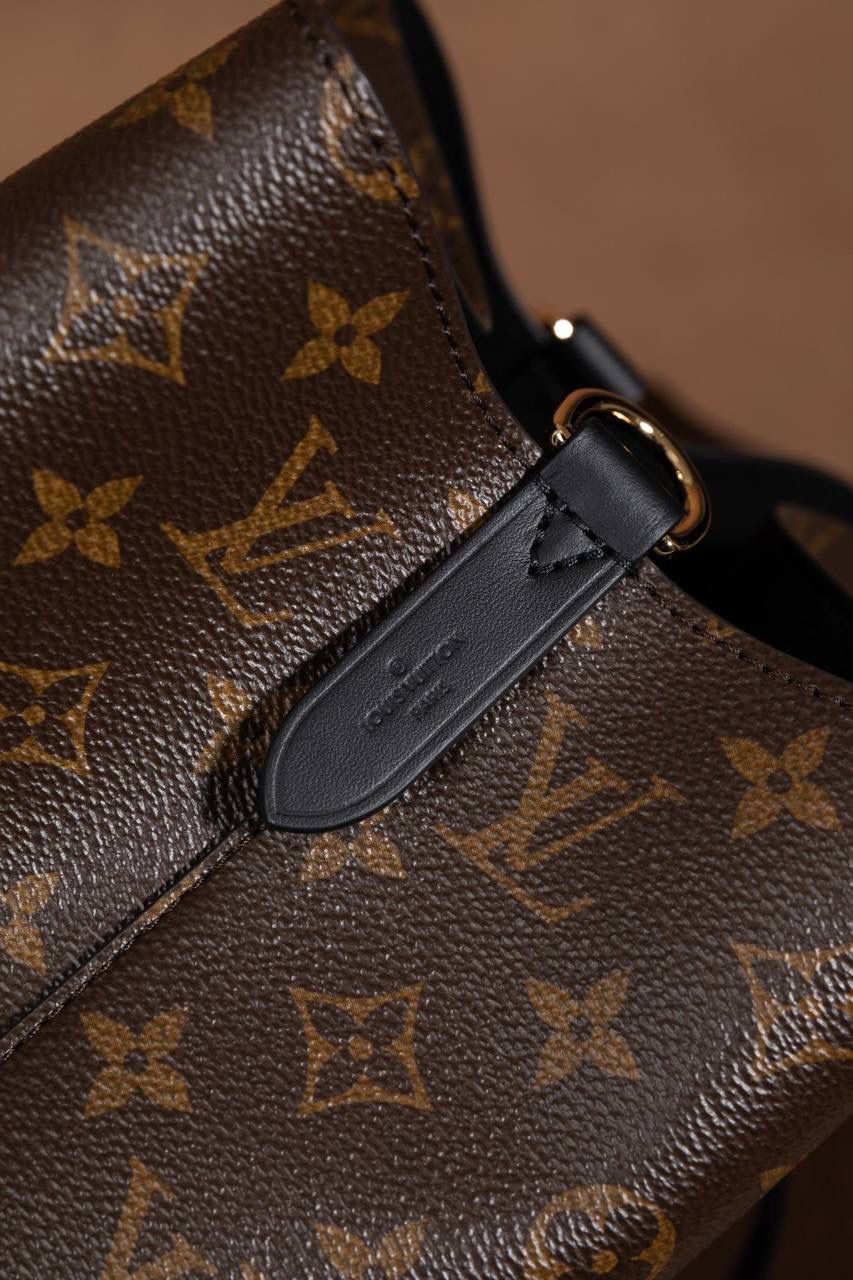 LV NÉONOÉ 水桶包 👜✨细节实拍🎀 水桶包原型来自 1932 年的香槟袋， 经典又耐看，不分年纪，背起来都很有感觉。 又能装、又好搭，休闲穿、正式穿都 OK， 属于那种越背越喜欢、怎么都不会过时的款 💖