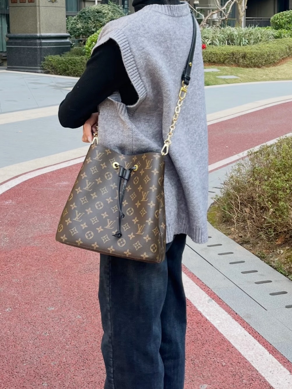 Lv👜 PRE OWNED 🛍️經典老花黑 NeoNoe MM水桶包🤎  26*17*25.5cm  配件 -塵袋、專門店單🫶🏻 💰優惠價 $10980 98%new  #收袋王  喜歡的話快點pm/whatsapp 我們💓 銷售熱線51111 321（whatsapp)  我們服務包括有：手袋飾物回收、手袋置換(一換一、一換多也可以） 、專業手袋鑑證、專業手袋護理  購買方法 🏢親臨門市 荃灣南豐中心15樓1521室（荃灣地鐵站a出口1分鐘到）敬請預約 ❤️只賣正品正貨，任驗💓🫰🏻 ❤️‍🔥本店為香港註冊公司絕對真貨，信心保證👍🏻 🫰🏻本店設有鑑證服務，有駐場鑑證師  ✨歡迎追蹤我哋各個平台緊貼最新優惠x貨品🔥😍 👇🏻👇🏻👇🏻👇🏻👇🏻👇🏻👇🏻👇🏻  ⭐️Instagram: aoaocave  🌈Facebook: aoaocave收袋王  🔥Carousell: acluxuryhk  👆🏻👆🏻👆🏻👆🏻👆🏻👆🏻👆🏻👆🏻  ___________________________  Disclaimer🫰🏻All trademarks and copyrights are reserved to the original brand holders. @AOAOCAVE sells only authentic goods and is not affiliated with any of the brands mentioned.  @AOAOCAVE 跟任何品牌無關，而且沒有持有任何品牌資版權，亦沒有與任何品牌合作。所有商標及版權歸屬於品牌坊所有，帖子只作分享用途。  #aoaocave #手袋回收 #名牌買賣