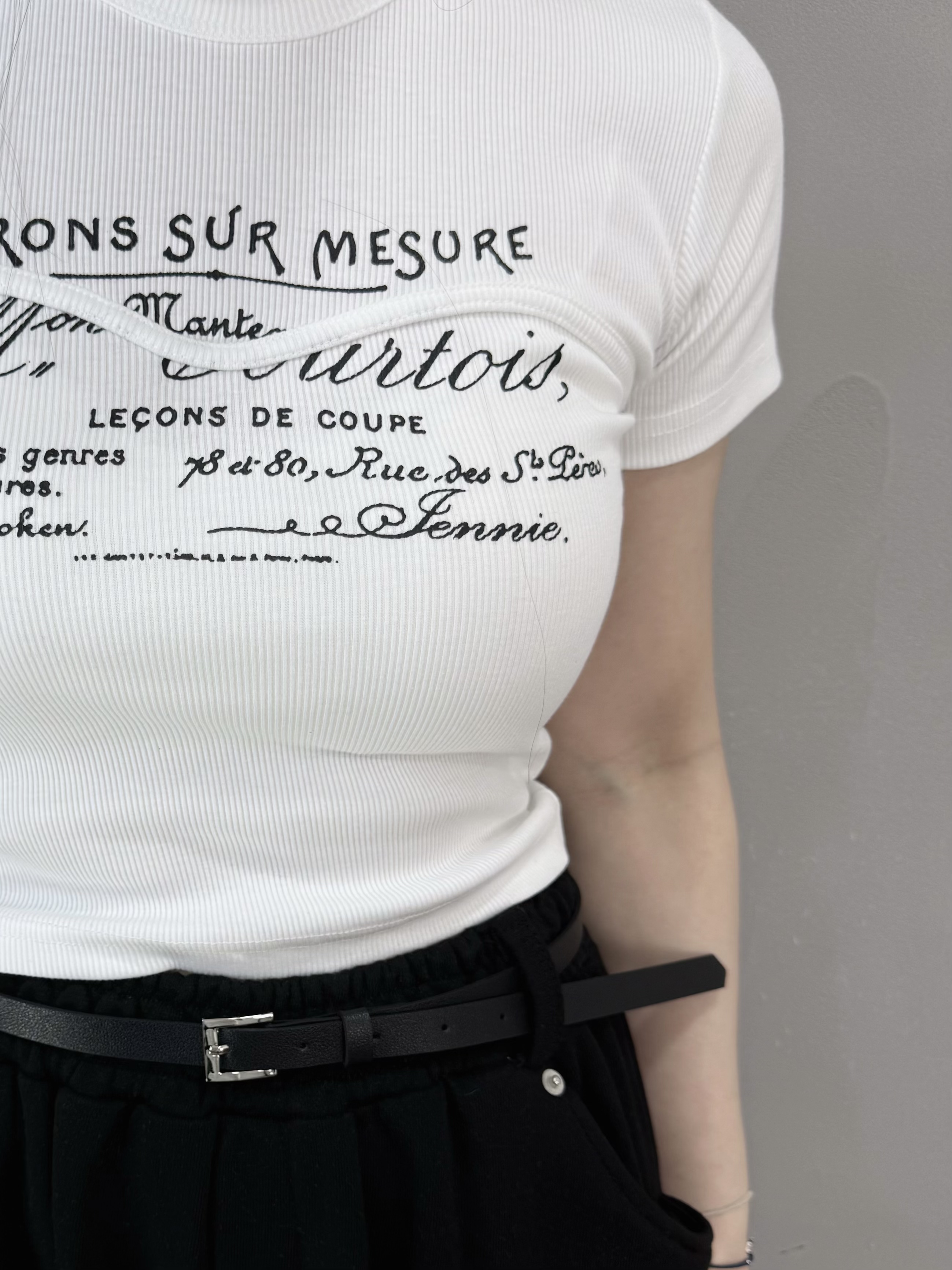 I83 細英文字暗紋Tee