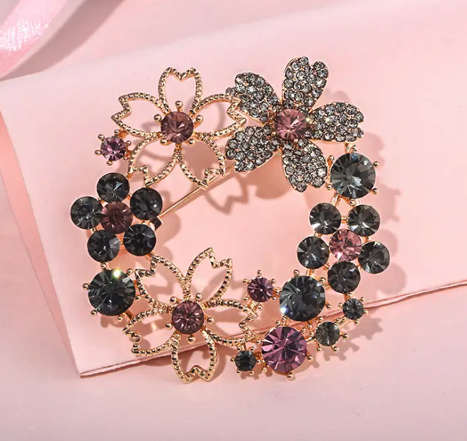 Timeless Wreath Brooch 