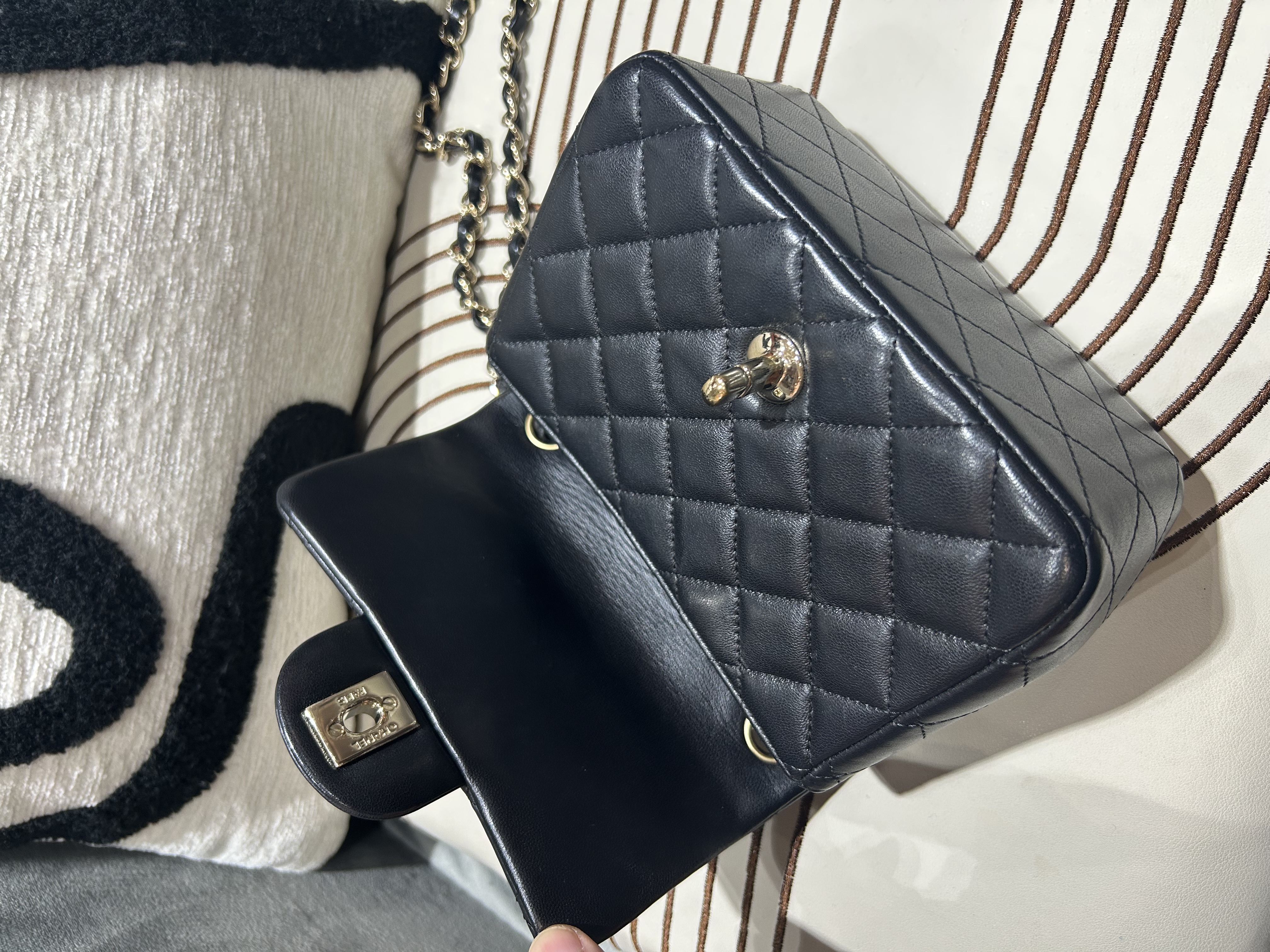 Chanel Mini Classic Flap 方胖子 17cm A35200黑色羊皮金鏈 100%Authenic, 95%New ✅24Card✅Dust bag✅Box
