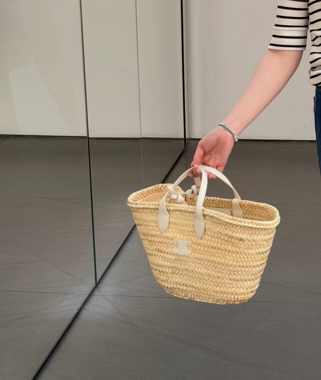 夏日必備🌴☀️  限時優惠🫶🏻新色🆕現貨到🍒Celine Teen size basket  有條長肩帶可上肩 Size 23x21x15cm