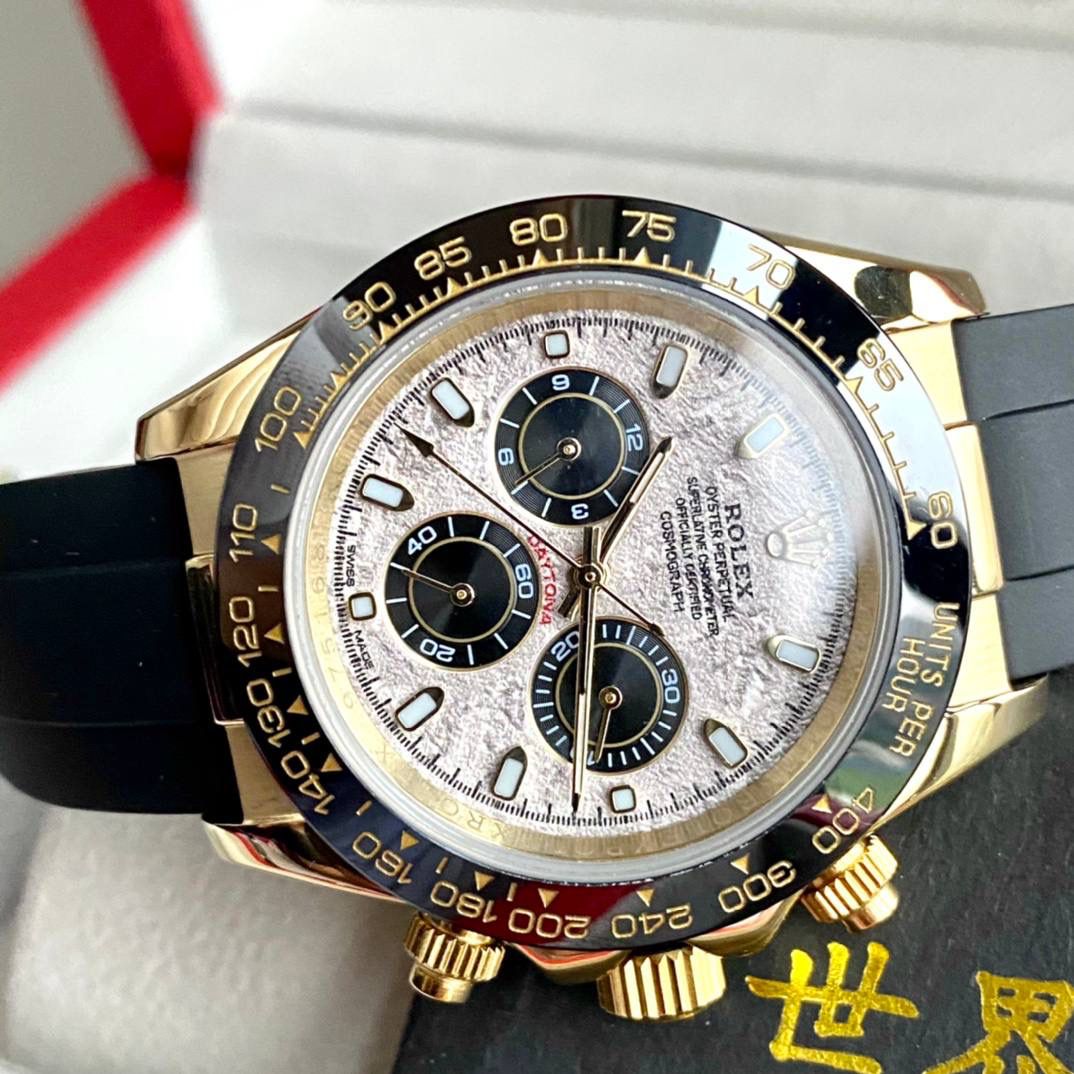 国民最爱跑量款❗️迪通拿最新款【陨石面】劳力士Rolex超级迪通拿版本 表径40x12 底盖印制有18K电镀效果 【蓝绿夜光】字面跟针的夜光不同于市场其他版本的蓝色夜光，修正使用与正品同步蓝绿超级夜光粉 使字面钉更光亮 夜光更强发光时间更久！ 【字面】经过不断调正打磨，陨石面更加接近原装水准 立体层次感十足 【镜面】超强矿物质玻璃 镜面6字位同步正品防伪小皇冠标志 【陶瓷圈】本厂圈口一体成型高精密陶瓷圈色差也是必须降到最低 圈口角度与字体大小字体颜色更明显与原版一致 【机芯】采用全自动机械机芯 三个小秒功能全部对版正品 6字位小秒