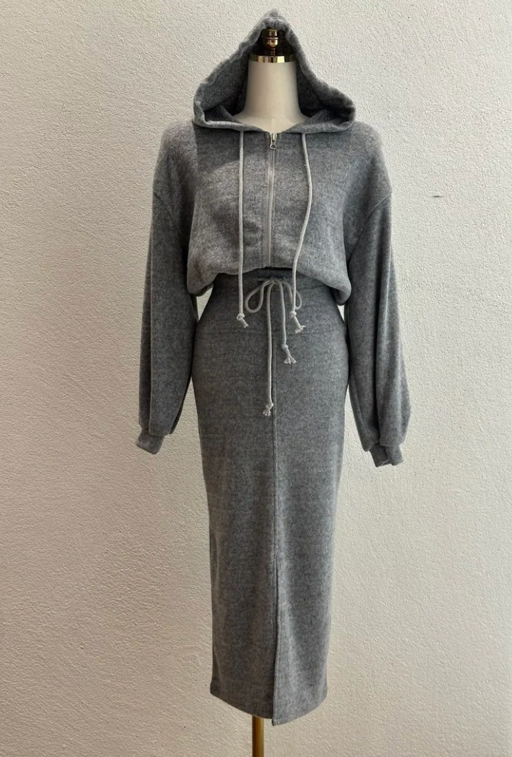 時尚休閒套裝：連帽拉鍊上衣與高腰開衩裙