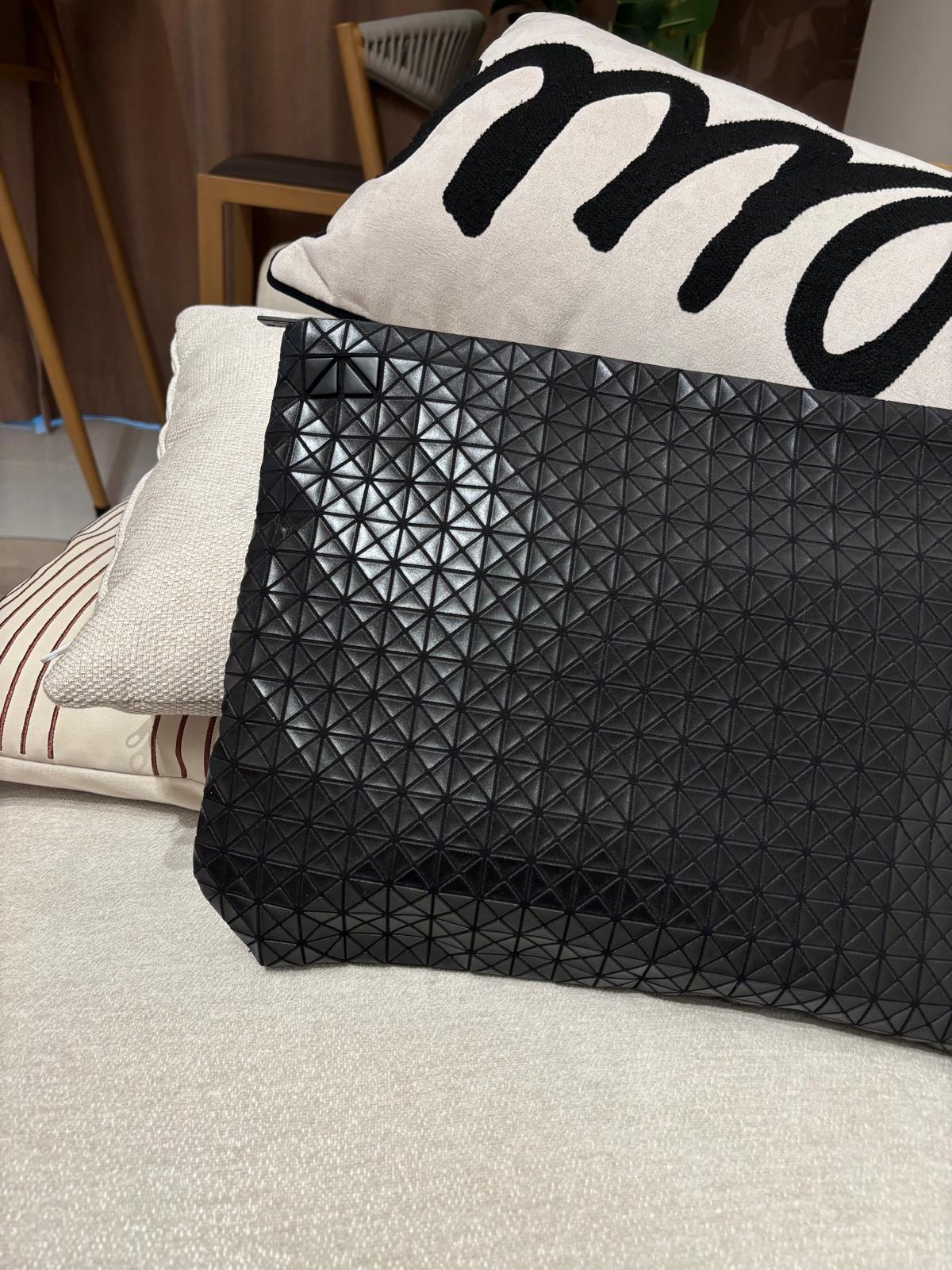 Issey miyake bao bao leather clutch bag pouch 100%Authentic ,98%new✅dust bag 