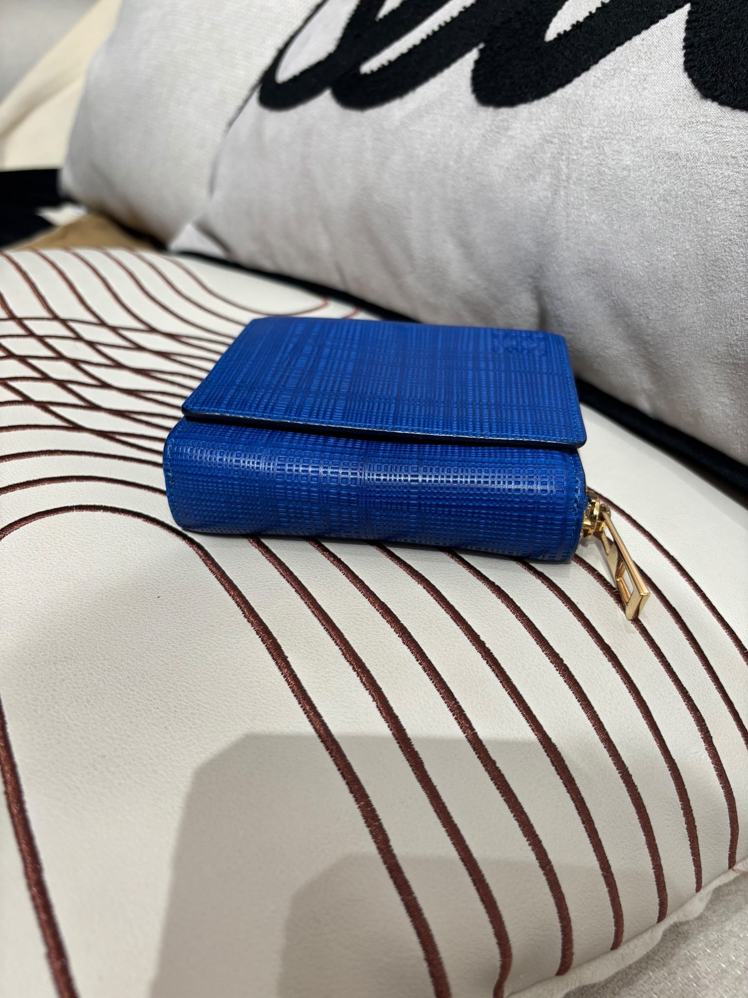 Loewe Folding Wallet 電光藍牛皮銀包100%Authentic,95%new 