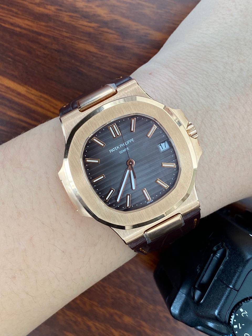 鹦鹉螺市场独家专用机芯，升级无噪音刻字版原版机芯🔥🔥 详细升级解读: 1.升级机芯全部精雕刻字，清晰不磨损，纹理做到极致。 2.升级自动陀片，采用瑞士超精密轴承，业界史无前例的安装陀片工艺。做到百分百降噪音。 3.原版机芯，无假夹版，无假摆轮，无假红宝石。WY-3k厂完整的复刻出3.3毫米的绝版高品质324SC机芯. 4..升级表盘刻度夜光超亮，而且整体做到和谐一致同步亮度。 5.鹦鹉螺经典蓝盘，目前改进与正品一致的颜色，秒杀其他工厂的表盘细节和做工。 6.日历窗口每一只手表做了水平正位，不出现偏斜遮挡。 7.把头调节档位顺畅度的多次调试，调试到最佳状态。使得升级版手雷调校时间和上链的手感畅顺 8.升级了整个手表厚度8.3毫米，完美实现全网最薄机械表，等同原装厚度。佩戴起来舒适无比。 9.重点强调324Sc机芯顺时针调日历，也就是由上往下调日历。注意辨析和正品一致。 10.调节时间的时候，拉表冠二挡。大秒针是不停止的。和正品也是一致。