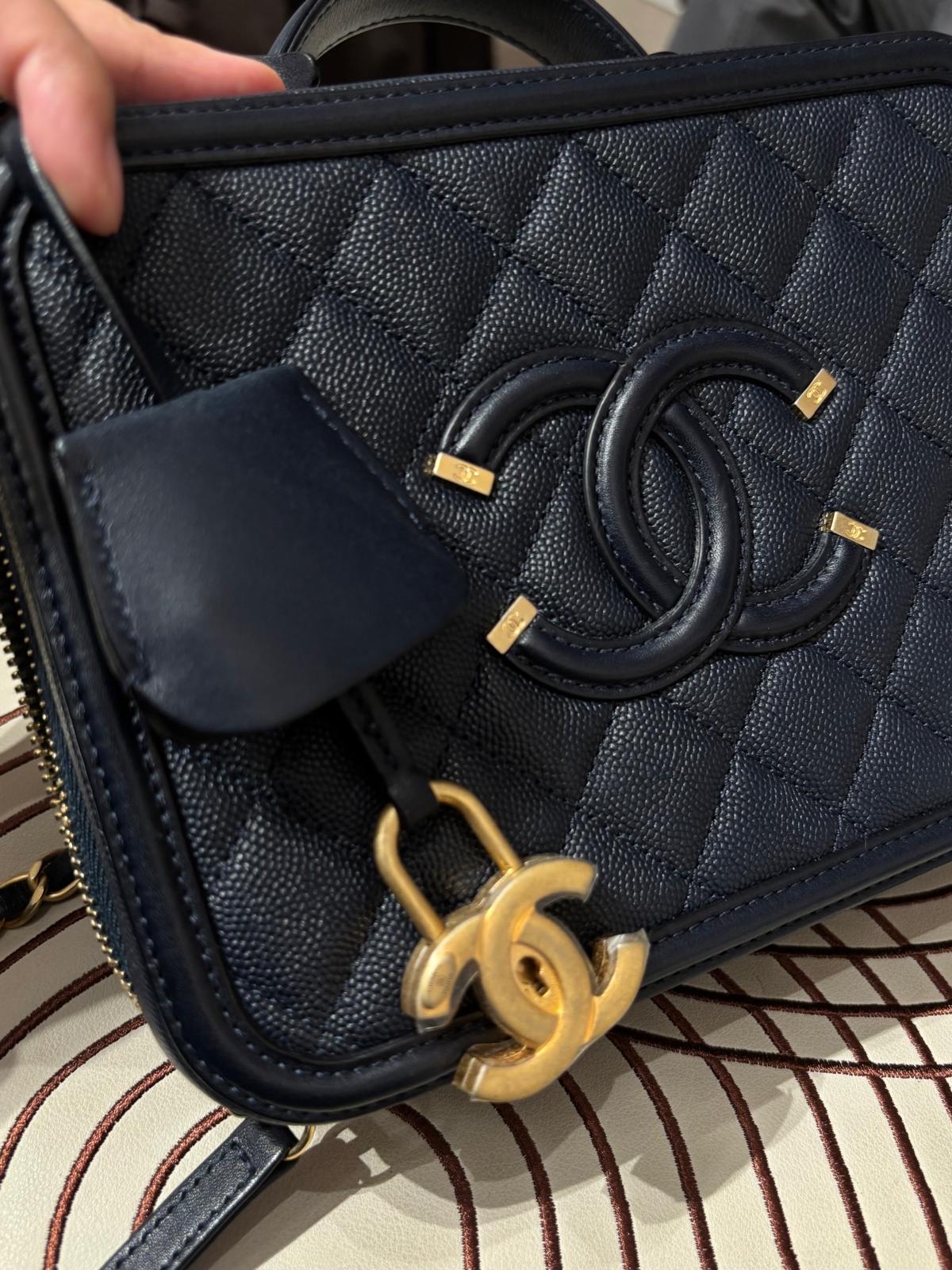 Chanel vanity cc filigree ,Medium navy 牛皮 100%Authentic ,98%new  ✅26card✅dust bag✅box