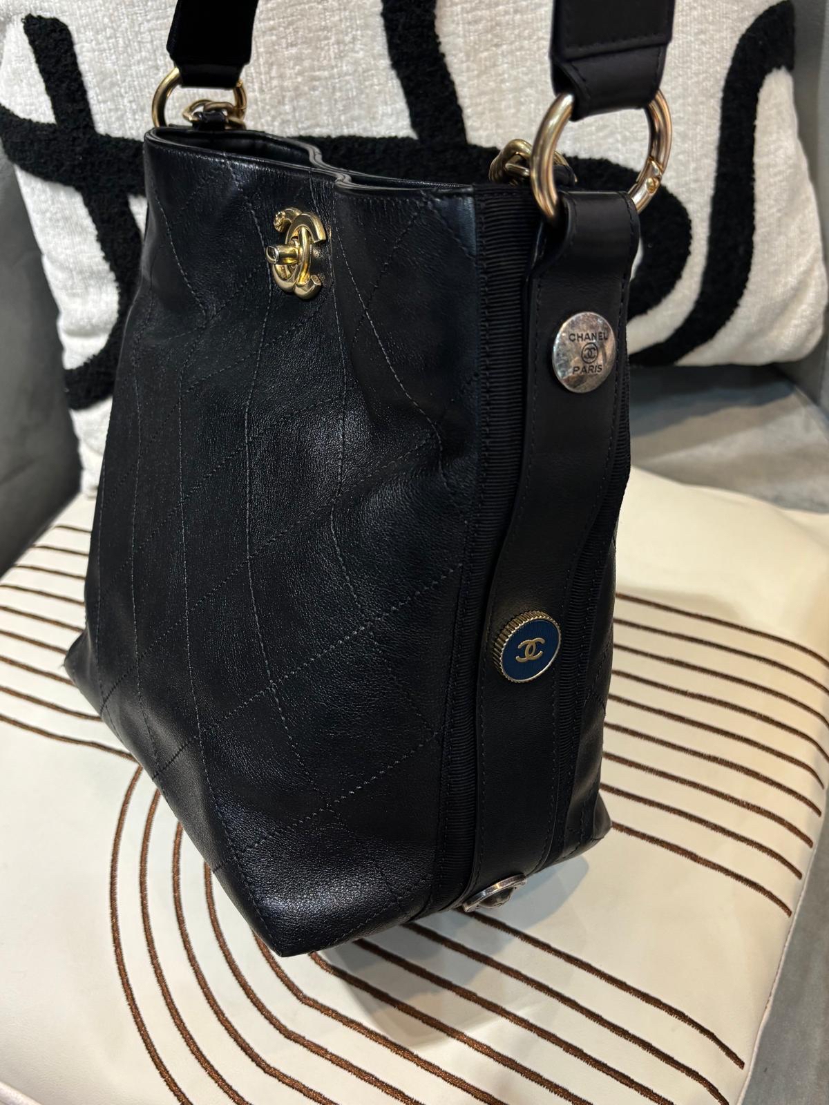 Chanel Button Up Hobo Bucket bag 100%Authentic, 95%New ✅收據✅card ✅dust bag 