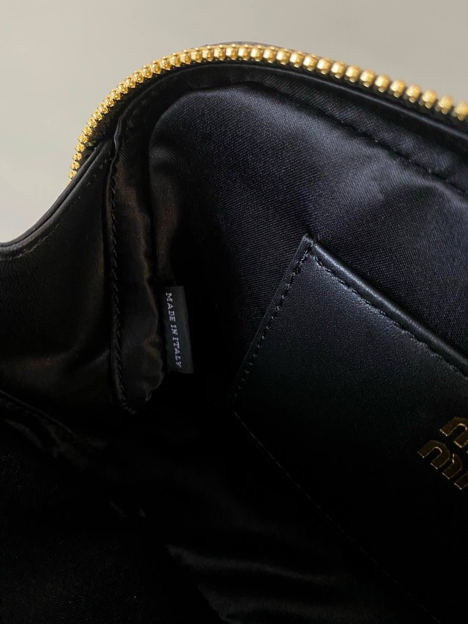 🈶黑色，迷你 𝗠𝗶𝘂𝗠𝗶𝘂保龄球，大爆款 新尺寸也太可爱了！ 喜欢小包的姐妹这只必买！它要比小号小一些也窄一些 就巴掌大小，但容量还挺大的 装俩部手机都绰绰有余，日常够用 肩带长短也很ok，手拎斜挎都好看 反正放心冲就是了！拥有它，上班牛马的心情都会被治愈～ 迷你：19×10×5cm #F0011m 小号：22x10.5x7.5cm 大号：27x12x9cm