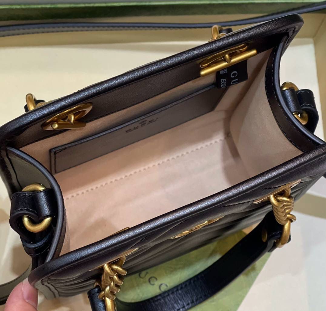 🔥𝐌𝐚𝐫𝐦𝐨𝐧𝐭 迷你托特# ▫️型号：696123 ▫️尺寸 19*16*6cm 经典款中很火很火的有木有，皮革全新升级。原厂牛皮➕顶级五金❗️经典双G设计，最好卖的款，简单的手拎斜挎设计，立体绣花让整个包活跃了起来，手拎带与斜挎肩带都🉑️拆卸，包身挺阔 容量非常充裕！