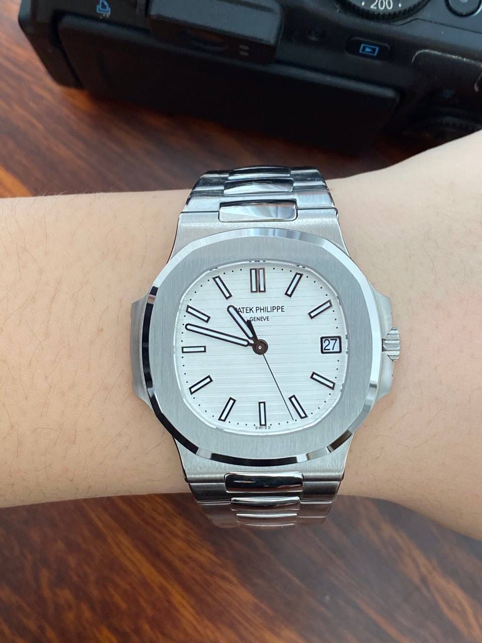 鹦鹉螺市场独家专用机芯，升级无噪音刻字版原版机芯🔥🔥 详细升级解读: 1.升级机芯全部精雕刻字，清晰不磨损，纹理做到极致。 2.升级自动陀片，采用瑞士超精密轴承，业界史无前例的安装陀片工艺。做到百分百降噪音。 3.原版机芯，无假夹版，无假摆轮，无假红宝石。WY-3k厂完整的复刻出3.3毫米的绝版高品质324SC机芯. 4..升级表盘刻度夜光超亮，而且整体做到和谐一致同步亮度。 5.鹦鹉螺经典蓝盘，目前改进与正品一致的颜色，秒杀其他工厂的表盘细节和做工。 6.日历窗口每一只手表做了水平正位，不出现偏斜遮挡。 7.把头调节档位顺畅度的多次调试，调试到最佳状态。使得升级版手雷调校时间和上链的手感畅顺 8.升级了整个手表厚度8.3毫米，完美实现全网最薄机械表，等同原装厚度。佩戴起来舒适无比。 9.重点强调324Sc机芯顺时针调日历，也就是由上往下调日历。注意辨析和正品一致。 10.调节时间的时候，拉表冠二挡。大秒针是不停止的。和正品也是一致。