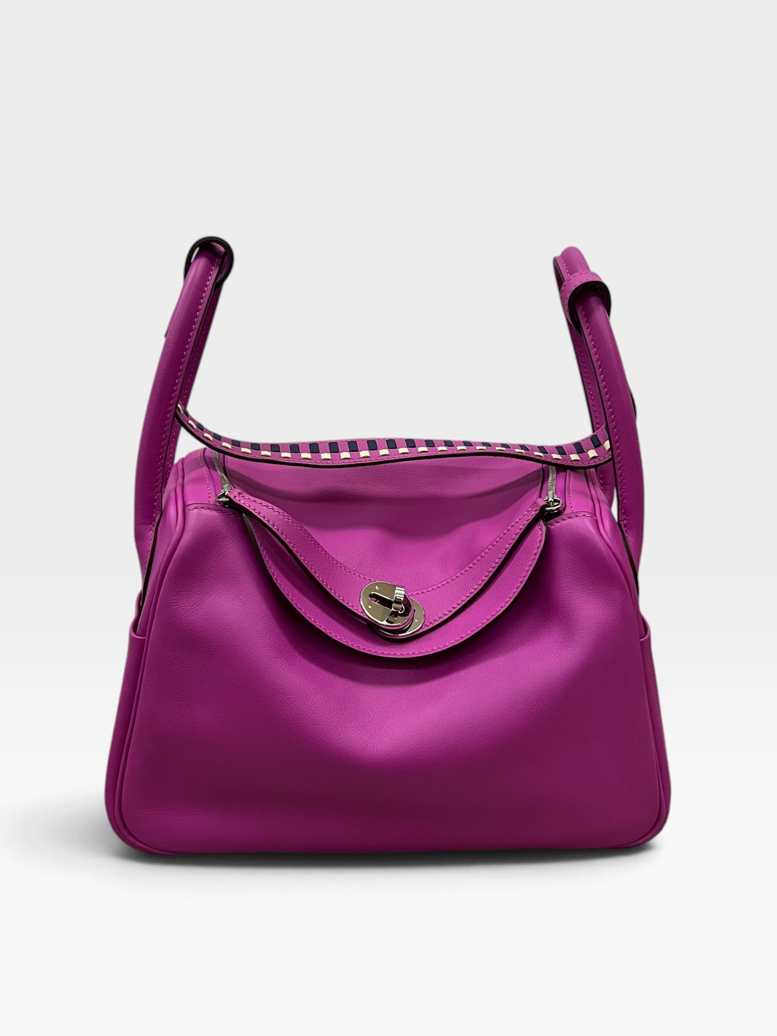 Pre-Owned Hermès Lindy 26 /Stamp Q / Product Code: 102706