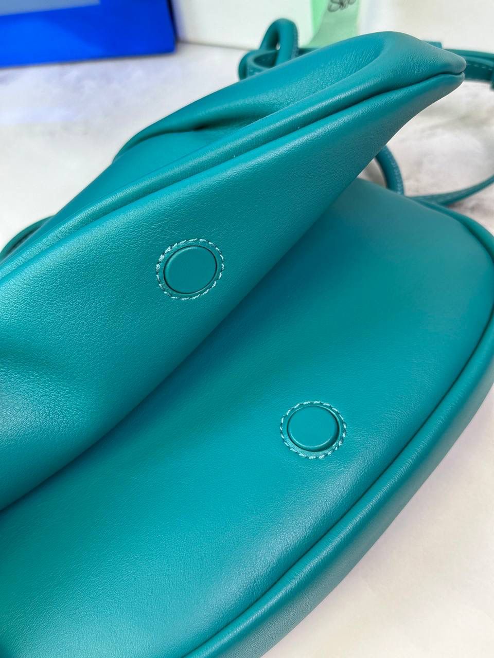 全新*𝙋𝙖𝙨𝙚𝙤 𝙨𝙖𝙩𝙘𝙝𝙚𝙡 手袋🛍️【祖母绿】 —— 朕品1w7➕😘 尺寸:𝟐𝟓-𝟏𝟕-𝟖𝐜𝐦 编码:062318 ✅做工精致，廓形简洁优雅，独特、柔软的褶襇结构，超轻盈构造，纳帕软牛皮革（里外全皮），顶部饰有flamenco螺旋绳结。 ✅配置双肩带，短手柄肩带可做腋下包不可拆卸，长肩带可肩背可斜挎可拆卸调节，磁扣开合设计，多种背法随心所欲❤