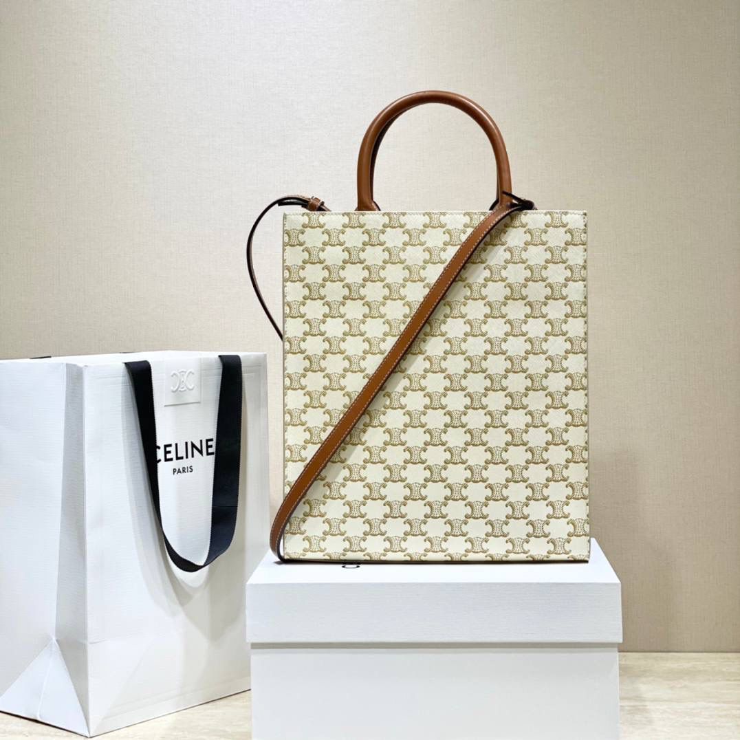 🔥大货实拍图 𝗖𝗘𝗟𝗜𝗡𝗘 ♥ 𝗧𝗥𝗜𝗢𝗠𝗣𝗛𝗘 𝗖𝗔𝗕𝗔𝗦 𝗧𝗢𝗧𝗘 思琳托特包算是无性别主义了，男女都可用。型号：191542 尺寸：28.5*33*8cm