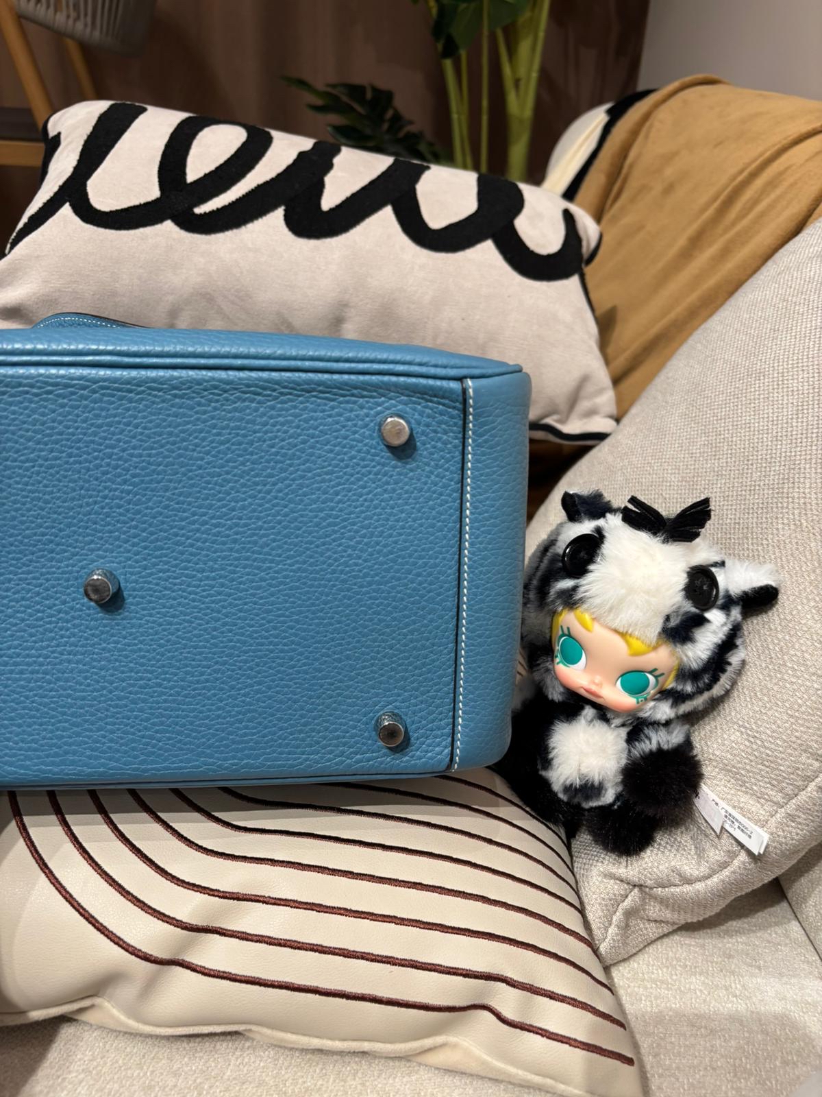 Hermes Lindy 30,BLUE JEAN 牛仔藍 Stamp T 100%Authentic ,98%new  ✅dust bag✅rain coat✅box 