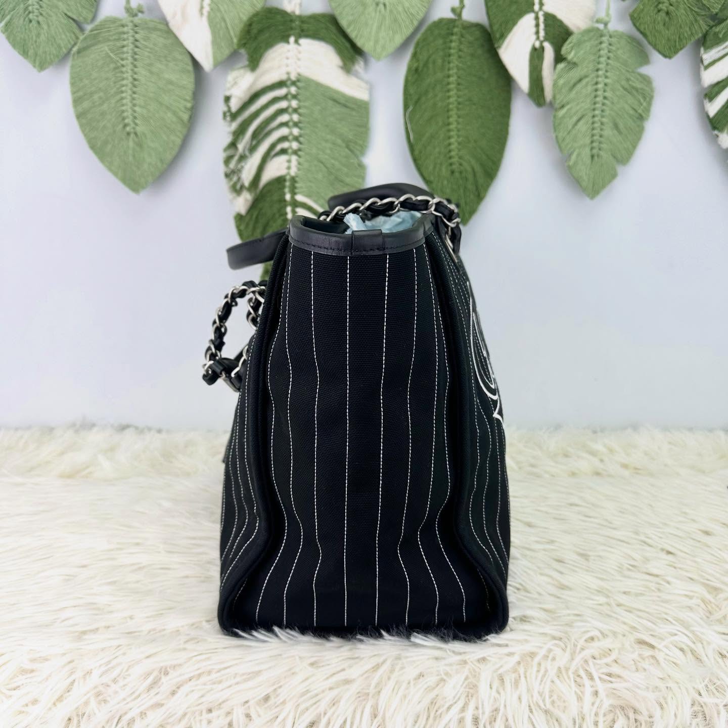 CHANEL 🤍PRE OWNED 23P Deauville 黑白色銀扣沙灘Tote bag 晶片款🖤 