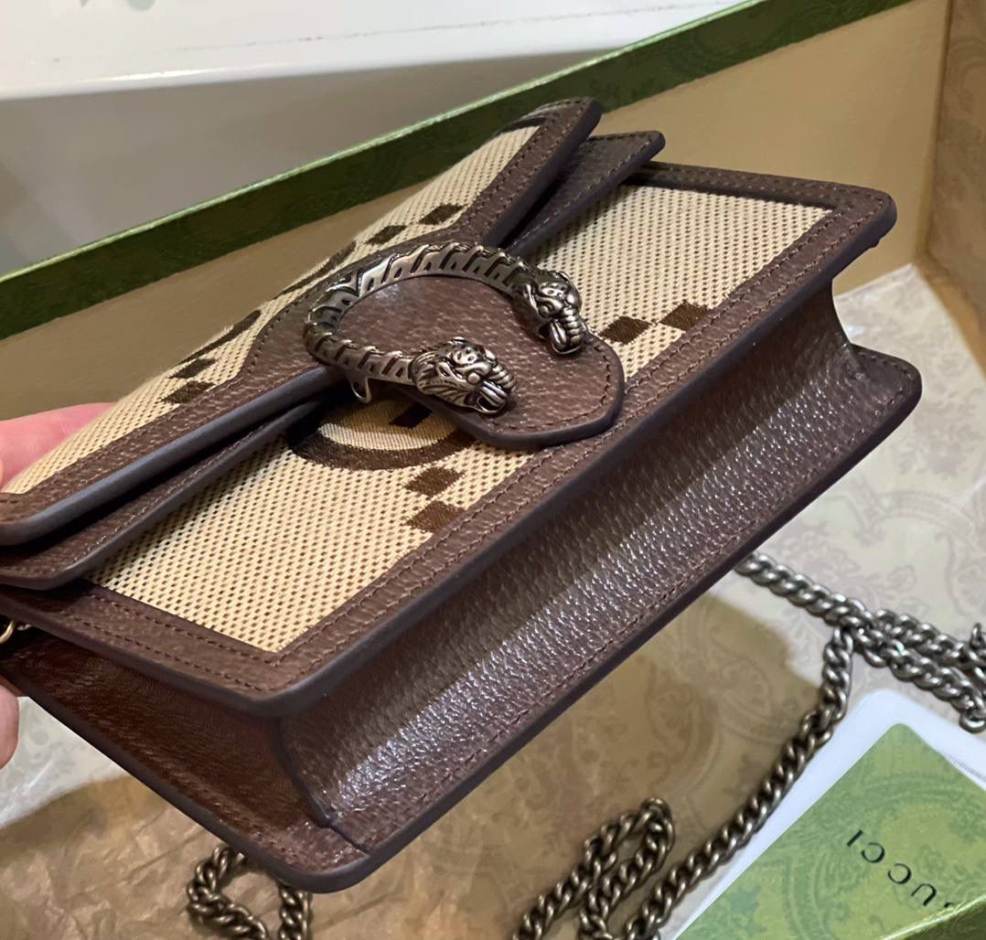 。✈️✈️✈️🔥帆布 Dionysus酒神系列# ▫️型号：476432 ▫️尺寸：16.5*10*4.5cm 𝐷𝑖𝑜𝑛𝑦𝑠𝑢𝑠酒神系列！必入啊‼️ 迷你太可耐了！全新大G帆布与棕色牛皮相撞！醒目双虎头搭扣，今年时尚单品一定少不了的身影、时尚乌木色简直太赞了👍休闲又减龄！