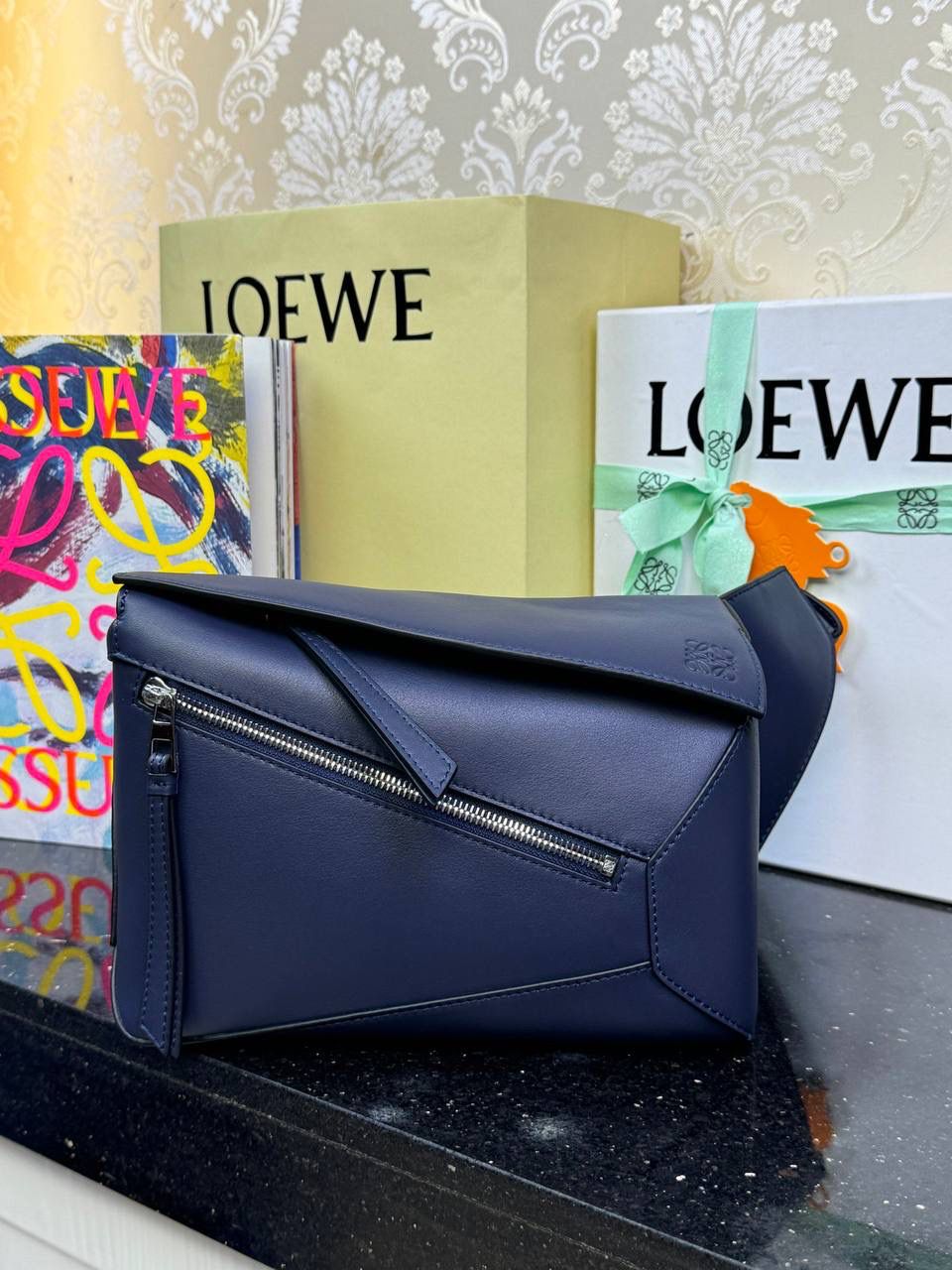 ⭐️最新升级版𝟮.𝟬-𝗣𝘂𝘇𝘇𝗹𝗲腰包⭐️ （珍珠灰到货‼️） 尺寸：𝟮𝟰-𝟭𝟬.𝟱-𝟭𝟲𝗰𝗺 款号：052343 👉🏻长方体形状和精确的切割技巧创造出Puzzle 腰包以及独特的几何线条成为 “Loe罗家”的著名代表作~ 👉🏻金属搭扣开合，刻有标志logo徽标，可调节肩带，翻盖大容量插袋和一个外部拉链口袋，🐂柔软细腻napa小牛皮，正品Ykk五金，Anagram压纹，人字纹棉麻帆布内里 👉🏻（男女♀♂同款）大小非常合适。胸包、背包、单肩、斜挎、腰包五种背法任你解锁🔒 👉🏻 （独家背景➕独家品质➕独家包装➕独家控制对版细节📦➕精致全套礼盒套装❤️） 重点：让你花最少的钱💰体验最大的仪式感❤️