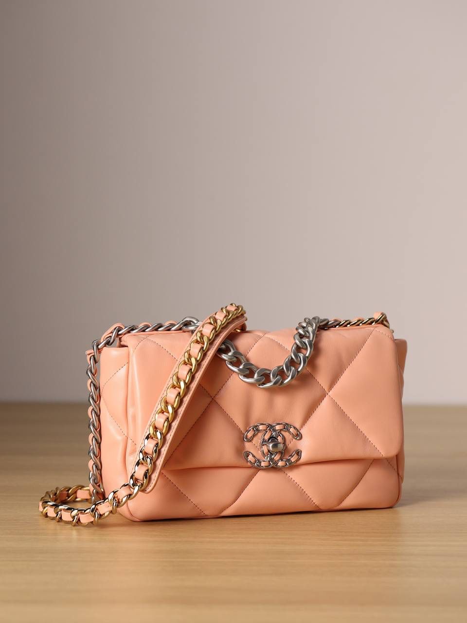 chanel 19 bag 粉色❤️‍🩹👜小号 独家渠道货 方框 原厂正品皮 小羊皮系列✨以诞生年份2019命名的小香19手袋 每针每线都是符合正品工艺 尺寸：16 x 26 x 9cm