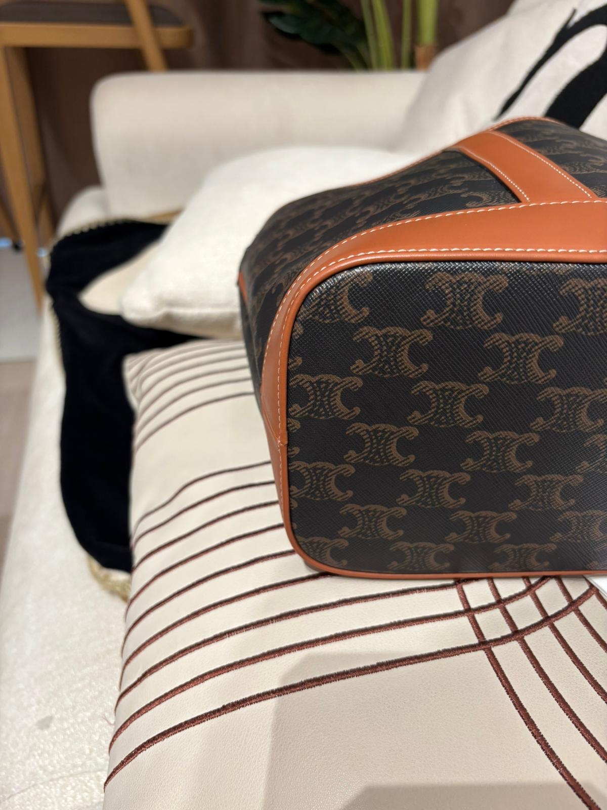 未使用品 CELINE SMALL BUCKET IN TRIOMPHE bag 100%Authentic, 未使用Unused ✅專門店收據 ✅塵袋 