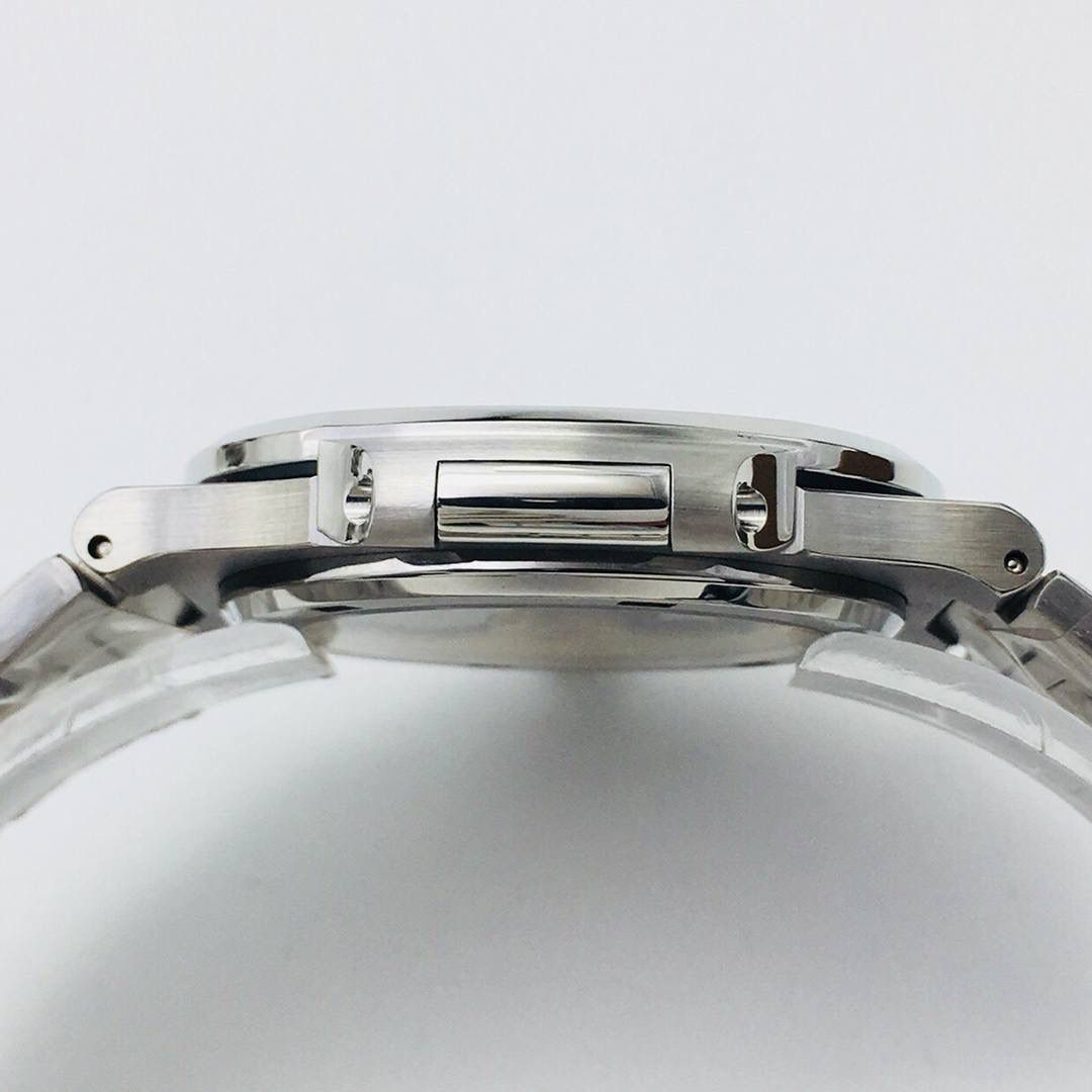 新力作 V4超级升级版 百达.翡丽鹦鹉螺重磅来袭！ 1：第一款真正意义上的超级鹦鹉螺，震撼来袭，全新修正的不锈钢表带，铰链部分根据真正的百达翡丽鹦鹉螺不锈钢表带拆解开发，和正品一致的贴合效果！ 2：逆袭之前所有副本，铰链开合角度和正品一致，锁毕声音和正品相同！ 3：重点指出此次V4版的面盘在采用与真品一致的覆荧光涂层金质立体时标，特别突出的“蓝魅”面无限接近原版！ 4：机芯方面是全新订制的修正版的一体芯Cal.324机芯，是目前唯一做到机芯的钢印与正品一样的雕刻工艺。