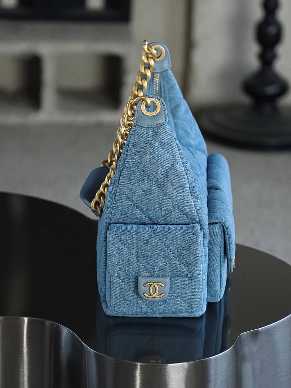 25C Hobo丹宁牛仔大號雙肩包鑒定版👜 一包一碼 支持全球鑒定查驗身份證原廠專G Fashion Art意大利過關清單資料可査詢 25C這一季人氣王者hobo丹寧牛仔，低飽和度牛仔淺藍，超級養眼，可甜可颯！ Jennie同款火到出圈，不管是簡約設搭配還是精緻小女人，都能瞬間提升整體的時髦度！ 五金：厚镀24K复古金 皮料：意大利Fashion Art牛仔 尺寸：27*35*18cm