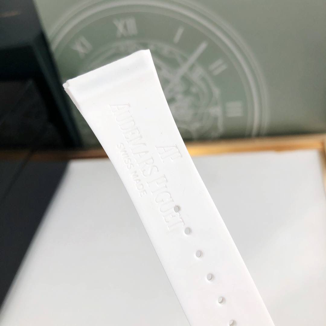 进口液态硅胶表带，经欧盟认证环保材料制成 佩戴起来更贴合手腕，柔软舒适透气 质感上佳💯✨