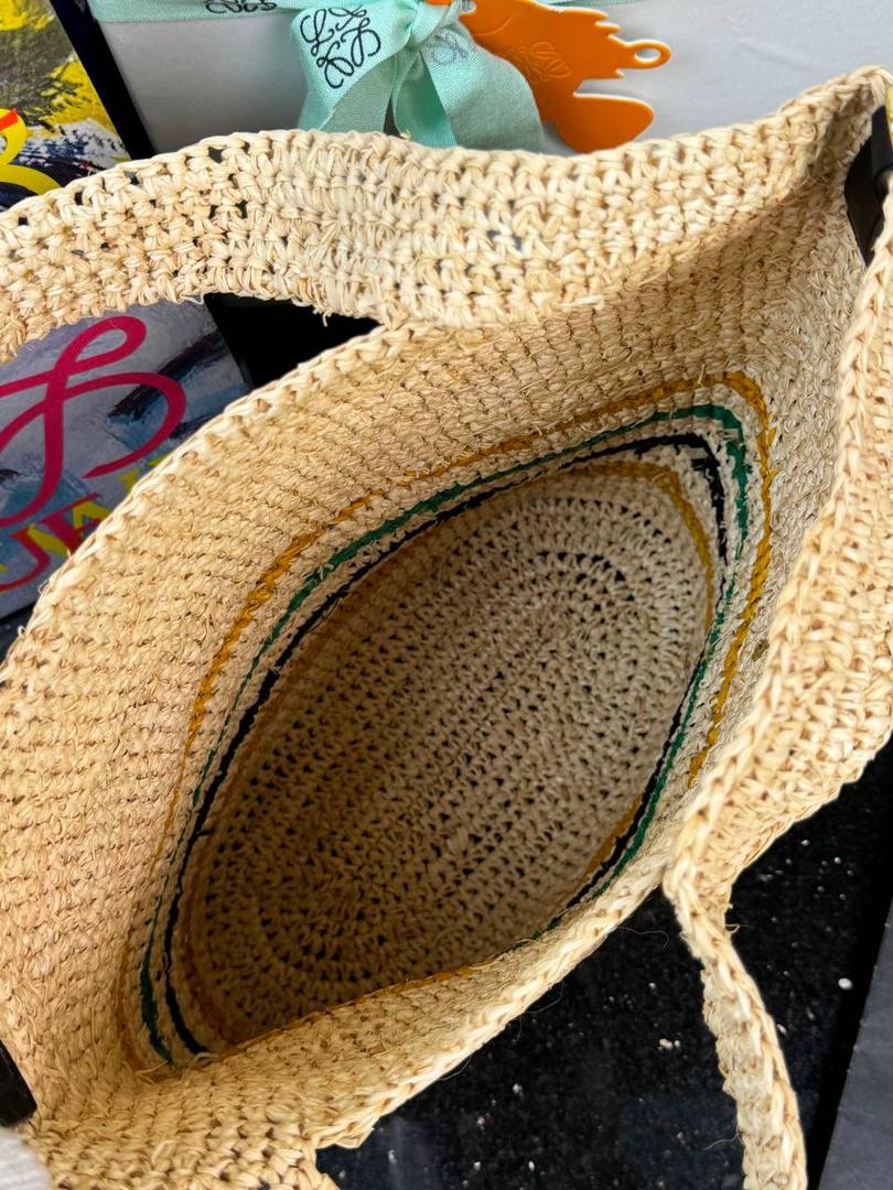 🎈𝙋𝙖𝙪𝙡𝙖 𝙞𝙗𝙞𝙯𝙖 迷你酒椰草编包𝙎𝙡𝙞𝙩🧺 ——【黑色拼色到货‼️】 面料：进口拉菲草/牛皮 尺寸：𝟑𝟎-𝟖-𝟑𝟎𝐜𝐦 编码：652405 （下单须知：由于天然纤维材料特别，带毛刺，日照时间长短不同，颜色略有变化，纯手工编织制作而成，每一只都独一无二，每个包的尺寸也有所不同‼️完美主义者慎入⚠️） 👉🏻此款草编包由纯进口拉菲草叶手工编织制作而成，搭配有一条可拆卸的刺绣宽肩带，可斜挎/肩背/手提等多样化背法❤️时尚清新，软塌不定性，慵懒又随性，夏日出行必备‼️