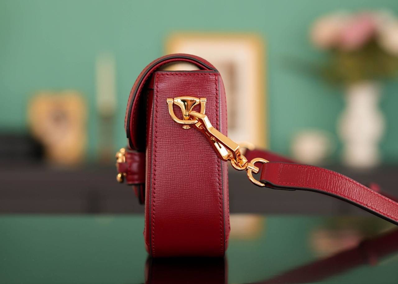 🥯Horsebit 1955系列迷你马鞍包 老花红20cm 独家原厂皮发售 限量级别 GG家1955马鞍包已经火爆到人手一支的节奏，超级大爆款！ 这次出了迷你尺寸配可拆卸双肩带，简直超哇塞 马衔扣标志性设计，复古红原厂牛皮配上最受欢迎pvc元素，皮肩带布肩带任意更换~ 官方款号 658574 尺寸小号：20.5x14x5cm 尺寸大号：25x18x8cm