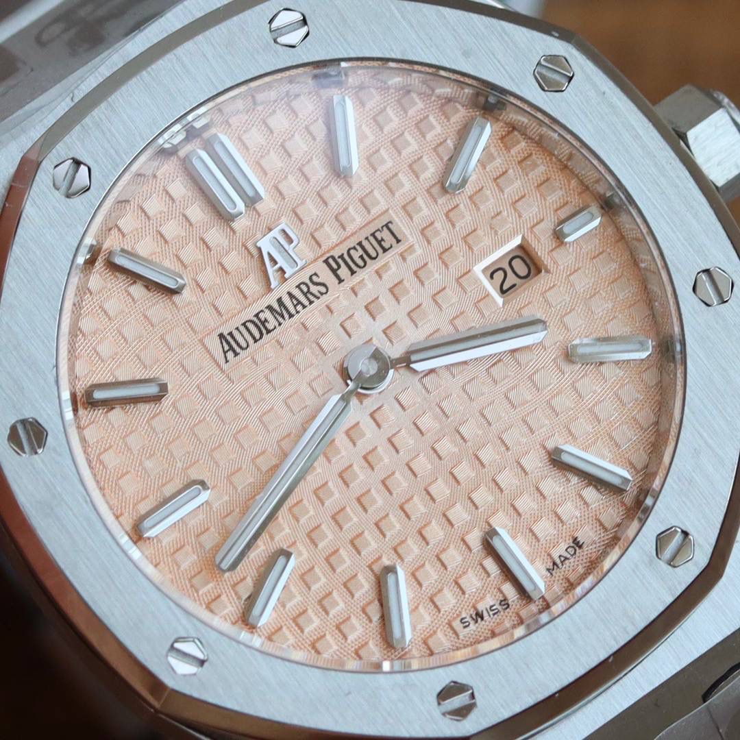 🚀原单AUDEMARS PIGUET爱彼 皇家橡树系列67女士石英腕表 独家原版拆解开模 所有配件均可原版互换使用，搭载原装瑞士F04111石英机芯。走时精准！全程CNC打磨，多次校对调整版型，棱角分明。表壳直径33MM,多边形状表圈与表壳精密相合，表圈以六边形螺丝栓固定在表壳上（圈口镶嵌精美施华洛世奇钻，璀璨夺目）表带链节精致规整，链节经过上百次细致的打磨处理，呈现出完美的纹理。折叠式表扣开合简单，佩戴方便。腕表表耳处呈弯折状，可以保证腕表与腕部更加贴合。表盘镌刻“Grande Tapisserie”大方格纹装饰，搭配荧光立体时标和皇家橡树指针，宽大的指针和时标让读时简单清晰。三点位置日期显示窗口，以阿拉伯数字显示。腕表为密闭表底，表底上镌刻皇家橡树系列的英文名称“Royal Oak”字样✨🔥