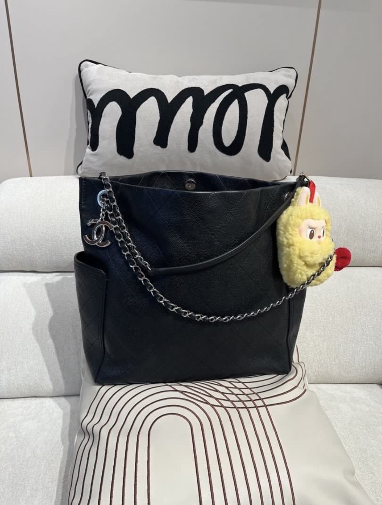 Chanel Shoulder Bag Calfskin 黑色魚子醬牛皮100%Authentic, 98%New ✅19 Card✅Dust bag