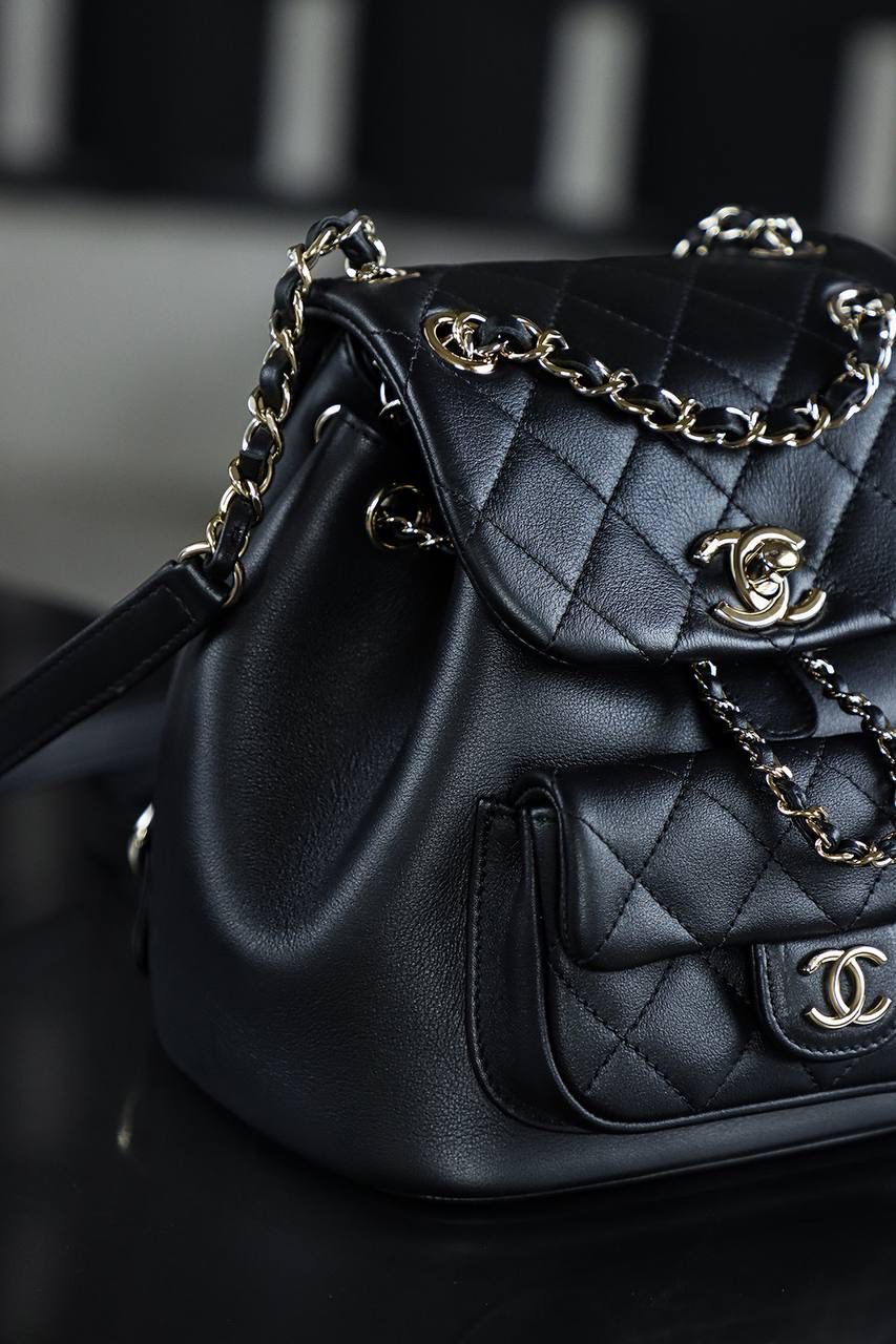 23P Duma小號雙肩包鑒定版👜 ITALY意大利皮料過關清單資料可査詢 從90年代紅到現在的Duma，熱度不減甚至一包難求！ 容量可觀非常實用，甚至背法多變可以手提、單肩背、雙肩背，俏皮可愛且超級减齡！ 五金：厚镀14k浅金扣 皮料：italy原廠摔紋小牛皮 尺寸：18*18.5*12cm